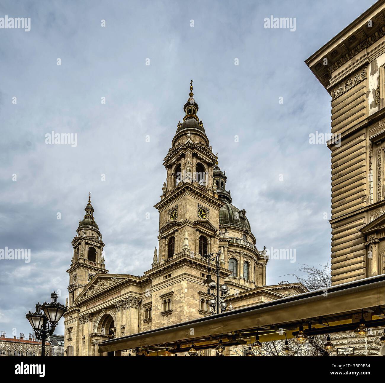 Les clochers de la basilique d'Étienne à Budapest une église néoclassique en Hongrie, mars 2025 Banque D'Images