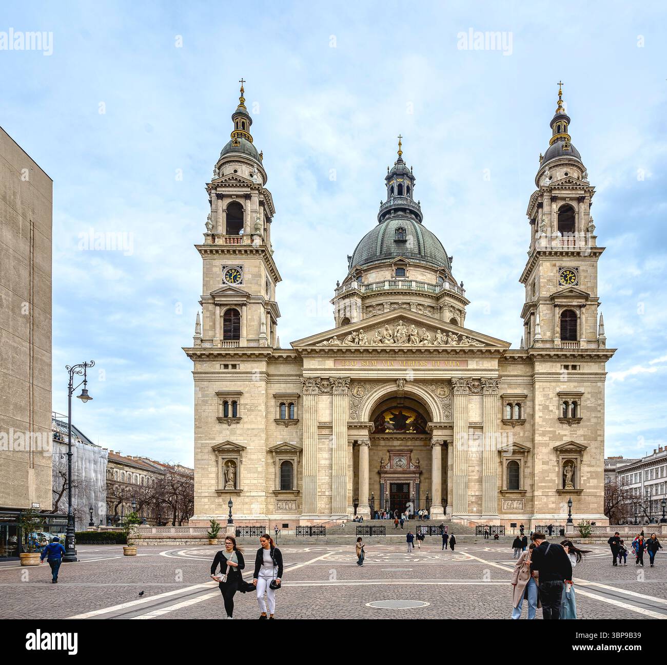 Basilique de Stephen, Budapest, église néoclassique avec des gens sur la place, Hongrie, mars 2025 Banque D'Images