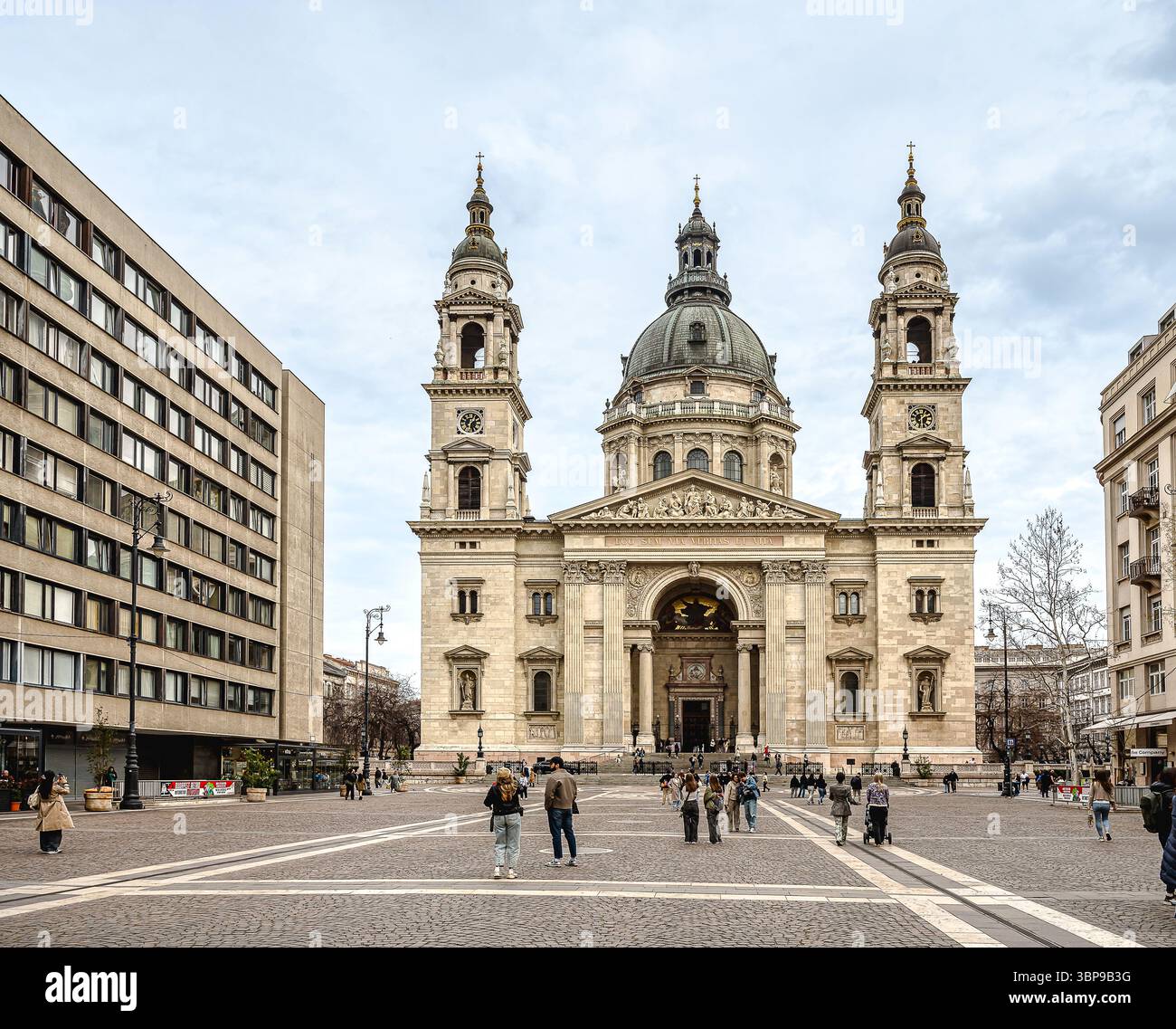 Basilique de Stephen, Budapest, église néoclassique avec des gens sur la place, Hongrie, mars 2025 Banque D'Images