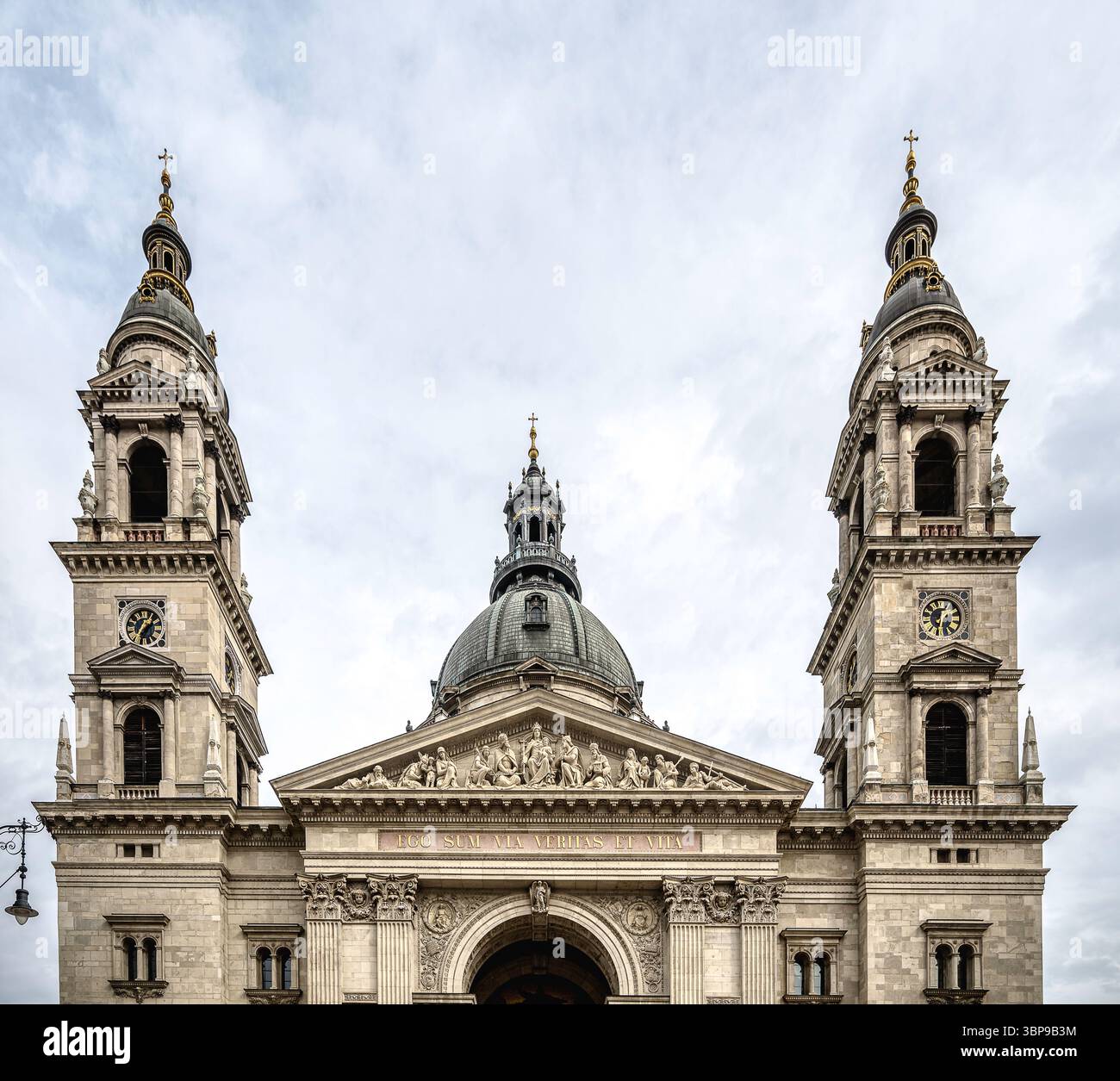 Le thympanon et les tours jumelles de la basilique d’Étienne à Budapest, église néoclassique, Hongrie, mars 2025 Banque D'Images