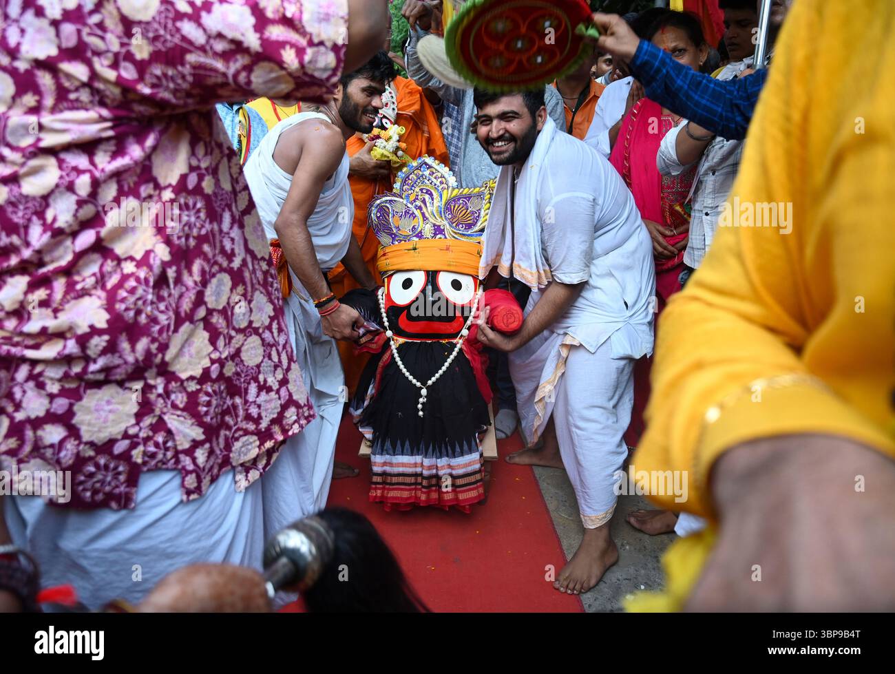 NOIDA, INDE - 6 JUILLET : des dévots tirent le char transportant Lord Jagannath, son frère Balabhadra et sa sœur Subhadra parmi les personnes rassemblées lors de la procession de Jagannath Rath Yatra, dans le secteur 34, le 6 juillet 2025 à Noida, Inde. Jagannath Rath Yatra, également connu sous le nom de Festival chariot ou Shree Gundicha Yatra, est un festival hindou majeur célébré chaque année dans la ville côtière. Le célèbre festival, généralement célébré en juin-juillet, commence lorsque Lord Jagannath et ses deux frères et sœurs - le frère aîné Lord Balabhadra et la sœur cadette Devi Subhadra sont prêts à donner le darshan au public dans le chariot Banque D'Images
