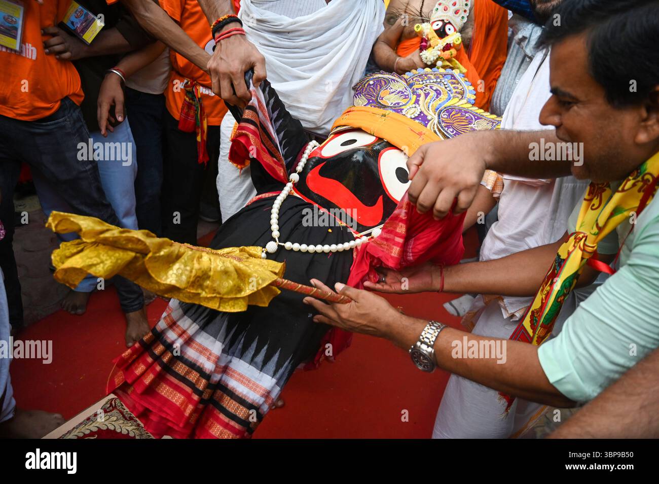 NOIDA, INDE - 6 JUILLET : des dévots tirent le char transportant Lord Jagannath, son frère Balabhadra et sa sœur Subhadra parmi les personnes rassemblées lors de la procession de Jagannath Rath Yatra, dans le secteur 34, le 6 juillet 2025 à Noida, Inde. Jagannath Rath Yatra, également connu sous le nom de Festival chariot ou Shree Gundicha Yatra, est un festival hindou majeur célébré chaque année dans la ville côtière. Le célèbre festival, généralement célébré en juin-juillet, commence lorsque Lord Jagannath et ses deux frères et sœurs - le frère aîné Lord Balabhadra et la sœur cadette Devi Subhadra sont prêts à donner le darshan au public dans le chariot Banque D'Images
