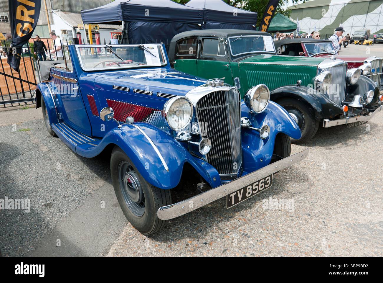 Three-Quarter Front View of a Blue, 1935, Brough Superior, exposé au Brooklands Relivved Festival of Motorsport Weekend. Banque D'Images