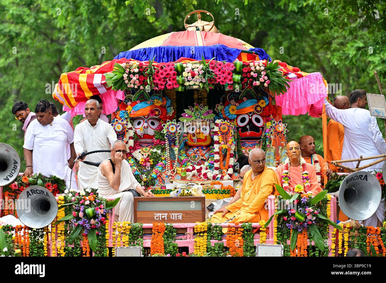 NOIDA, INDE - 6 JUILLET : des dévots tirent le char transportant Lord Jagannath, son frère Balabhadra et sa sœur Subhadra parmi les personnes rassemblées lors de la procession de Jagannath Rath Yatra, dans le secteur 34, le 6 juillet 2025 à Noida, Inde. Jagannath Rath Yatra, également connu sous le nom de Festival chariot ou Shree Gundicha Yatra, est un festival hindou majeur célébré chaque année dans la ville côtière. Le célèbre festival, généralement célébré en juin-juillet, commence lorsque Lord Jagannath et ses deux frères et sœurs - le frère aîné Lord Balabhadra et la sœur cadette Devi Subhadra sont prêts à donner le darshan au public dans le chariot Banque D'Images