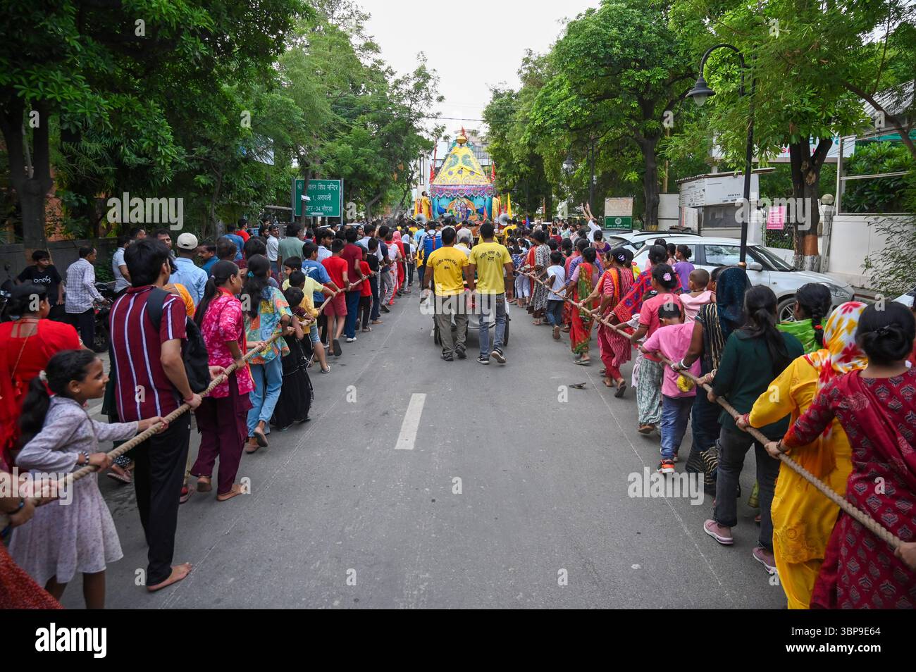 NOIDA, INDE - 6 JUILLET : des dévots tirent le char transportant Lord Jagannath, son frère Balabhadra et sa sœur Subhadra parmi les personnes rassemblées lors de la procession de Jagannath Rath Yatra, dans le secteur 34, le 6 juillet 2025 à Noida, Inde. Jagannath Rath Yatra, également connu sous le nom de Festival chariot ou Shree Gundicha Yatra, est un festival hindou majeur célébré chaque année dans la ville côtière. Le célèbre festival, généralement célébré en juin-juillet, commence lorsque Lord Jagannath et ses deux frères et sœurs - le frère aîné Lord Balabhadra et la sœur cadette Devi Subhadra sont prêts à donner le darshan au public dans le chariot Banque D'Images