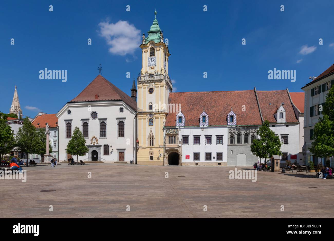 Bratislava, Slovaquie. Vue sur la place Hlavne namestie et l'ancien hôtel de ville Banque D'Images