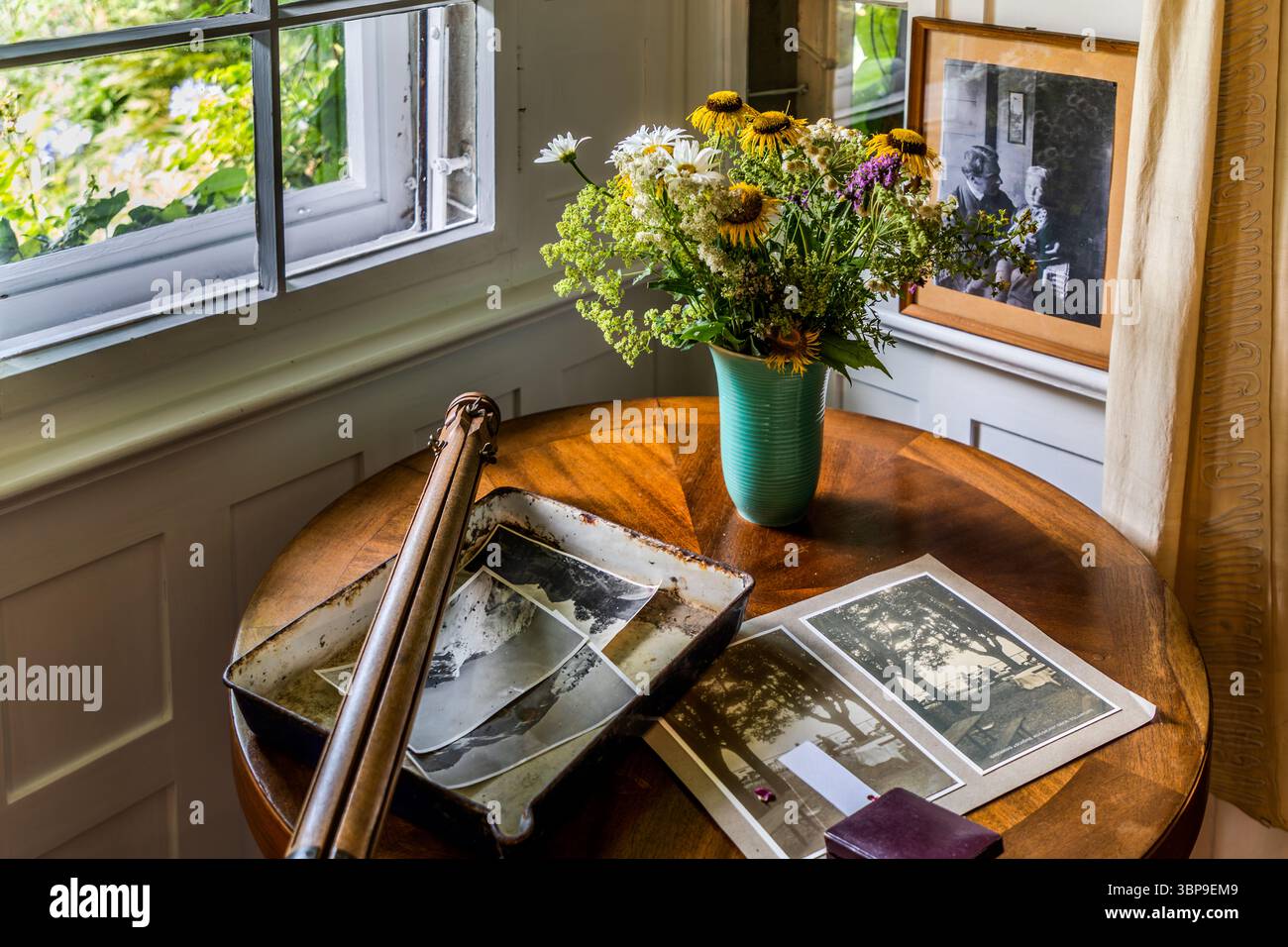 Collection de photographies en noir et blanc dans l'exposition sur Mia Hesse et Hermann Hesse dans la maison de Gaienhofen sur la péninsule de Höri, où ils ont vécu de 1907 à 1912. Les Hesses construisirent la maison dans un style maison de campagne suisse selon les idées de Mia Hesse. Hermann-Hesse-Weg, Gaienhofen, Bade-Württemberg, Allemagne Banque D'Images