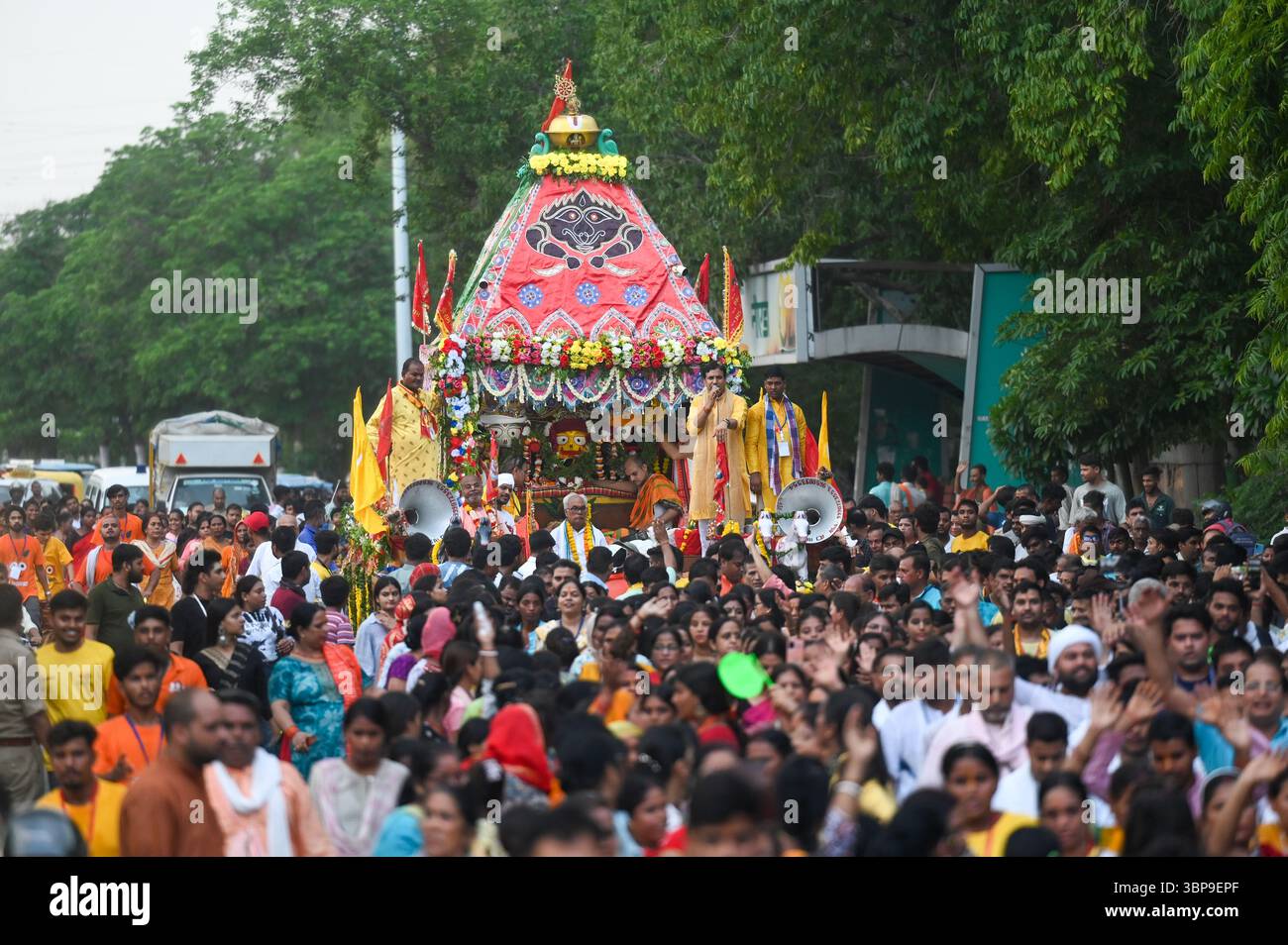 NOIDA, INDE - 6 JUILLET : des dévots tirent le char transportant Lord Jagannath, son frère Balabhadra et sa sœur Subhadra parmi les personnes rassemblées lors de la procession de Jagannath Rath Yatra, dans le secteur 34, le 6 juillet 2025 à Noida, Inde. Jagannath Rath Yatra, également connu sous le nom de Festival chariot ou Shree Gundicha Yatra, est un festival hindou majeur célébré chaque année dans la ville côtière. Le célèbre festival, généralement célébré en juin-juillet, commence lorsque Lord Jagannath et ses deux frères et sœurs - le frère aîné Lord Balabhadra et la sœur cadette Devi Subhadra sont prêts à donner le darshan au public dans le chariot Banque D'Images