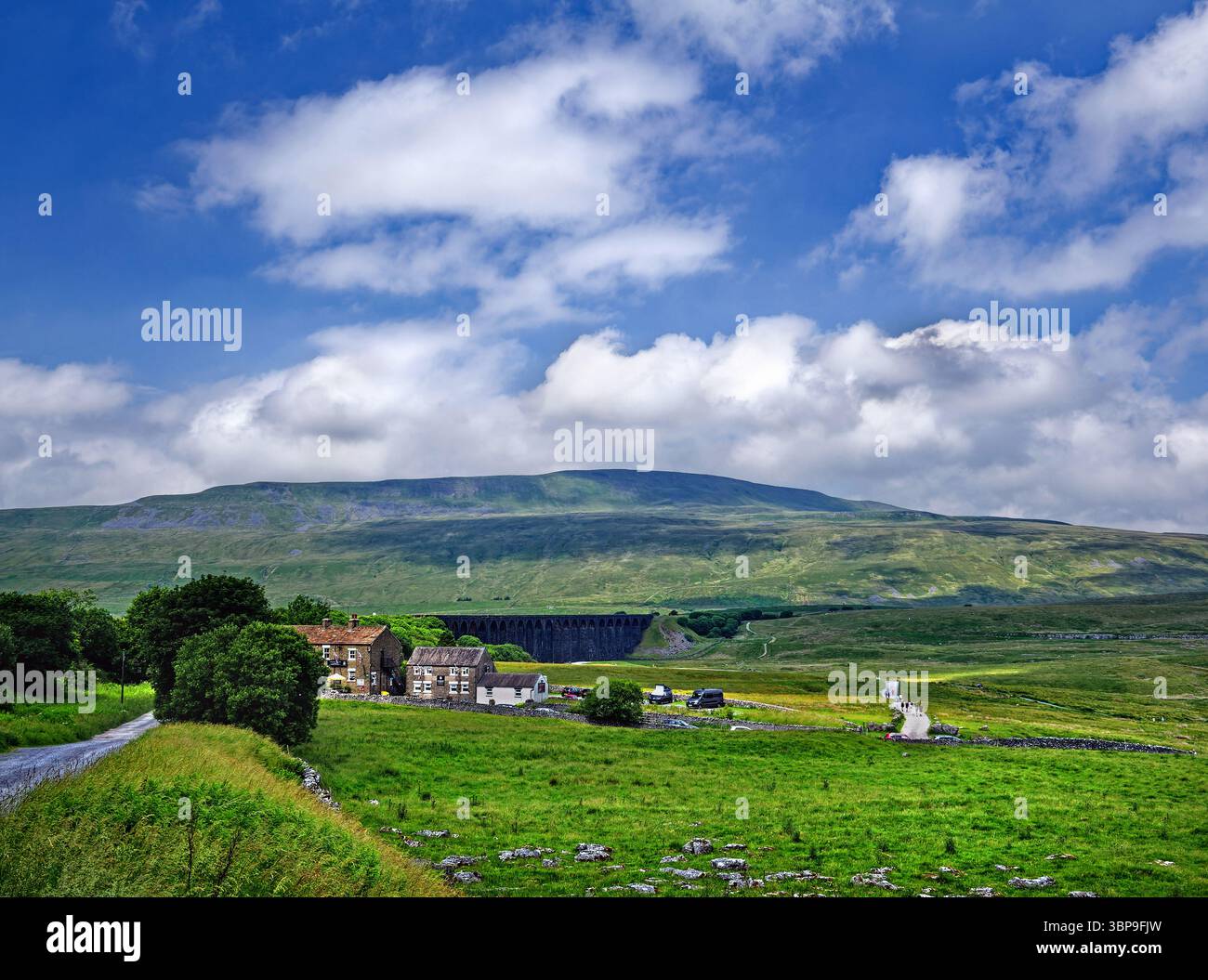 UK, North Yorkshire, Yorkshire Dales, Ribblehead Viaduct et The Station Inn de près de la gare. Banque D'Images