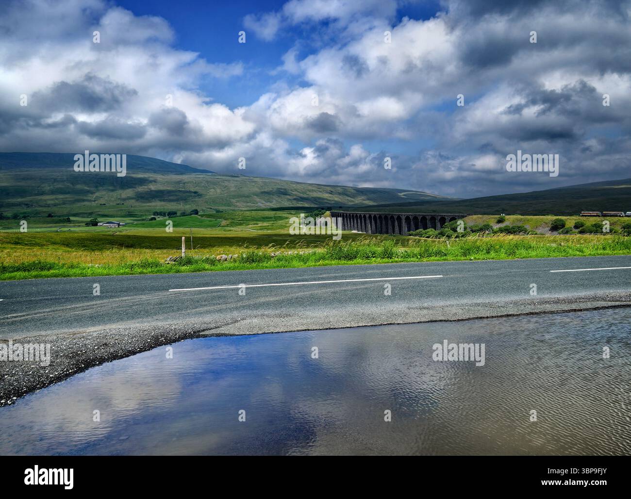 Royaume-Uni, North Yorkshire, Yorkshire Dales, Viaduc Ribblehead depuis Low Sleights Road. Banque D'Images