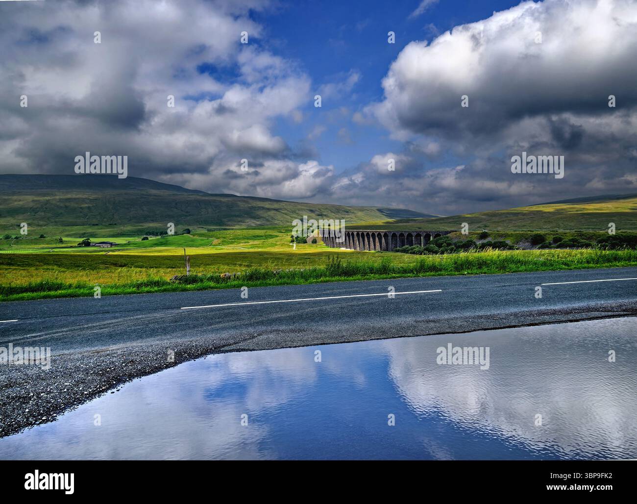 Royaume-Uni, North Yorkshire, Yorkshire Dales, Viaduc Ribblehead depuis Low Sleights Road. Banque D'Images