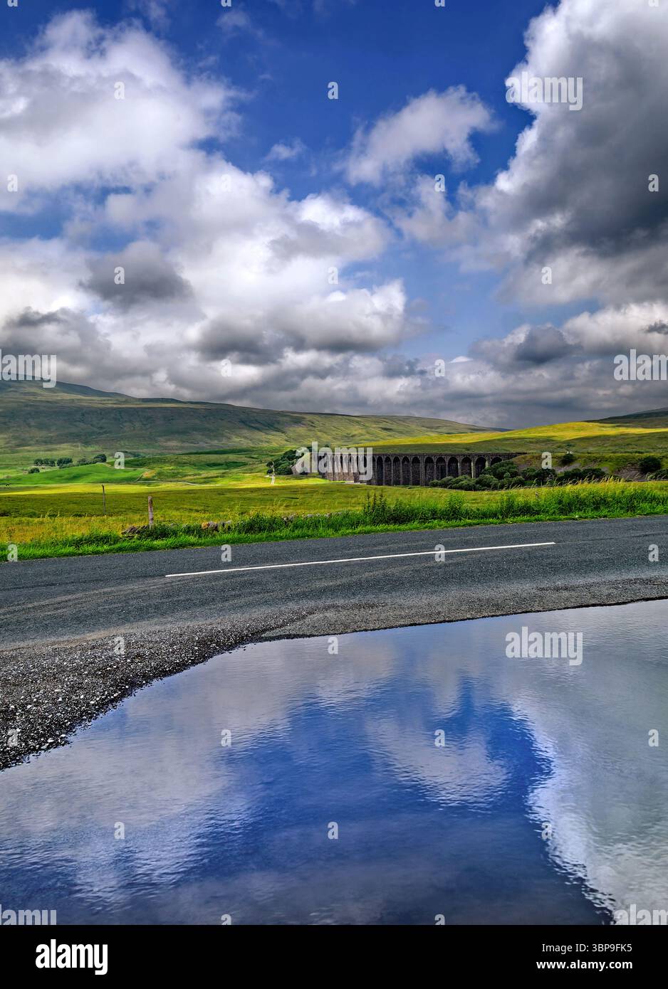 Royaume-Uni, North Yorkshire, Yorkshire Dales, Viaduc Ribblehead depuis Low Sleights Road. Banque D'Images
