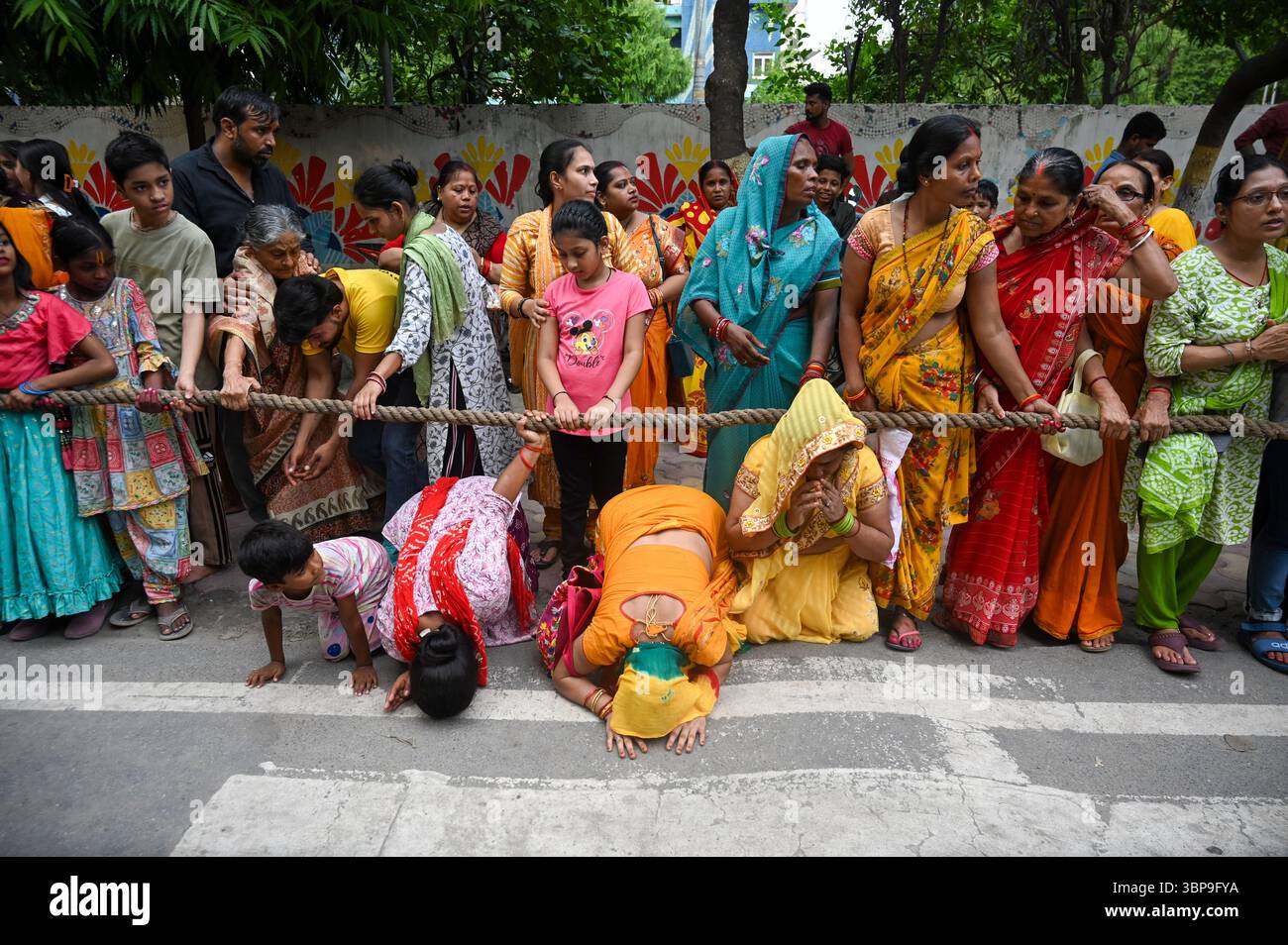 NOIDA, INDE - 6 JUILLET : des dévots tirent le char transportant Lord Jagannath, son frère Balabhadra et sa sœur Subhadra parmi les personnes rassemblées lors de la procession de Jagannath Rath Yatra, dans le secteur 34, le 6 juillet 2025 à Noida, Inde. Jagannath Rath Yatra, également connu sous le nom de Festival chariot ou Shree Gundicha Yatra, est un festival hindou majeur célébré chaque année dans la ville côtière. Le célèbre festival, généralement célébré en juin-juillet, commence lorsque Lord Jagannath et ses deux frères et sœurs - le frère aîné Lord Balabhadra et la sœur cadette Devi Subhadra sont prêts à donner le darshan au public dans le chariot Banque D'Images