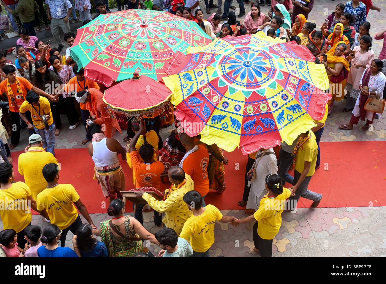 NOIDA, INDE - 6 JUILLET : des dévots tirent le char transportant Lord Jagannath, son frère Balabhadra et sa sœur Subhadra parmi les personnes rassemblées lors de la procession de Jagannath Rath Yatra, dans le secteur 34, le 6 juillet 2025 à Noida, Inde. Jagannath Rath Yatra, également connu sous le nom de Festival chariot ou Shree Gundicha Yatra, est un festival hindou majeur célébré chaque année dans la ville côtière. Le célèbre festival, généralement célébré en juin-juillet, commence lorsque Lord Jagannath et ses deux frères et sœurs - le frère aîné Lord Balabhadra et la sœur cadette Devi Subhadra sont prêts à donner le darshan au public dans le chariot Banque D'Images
