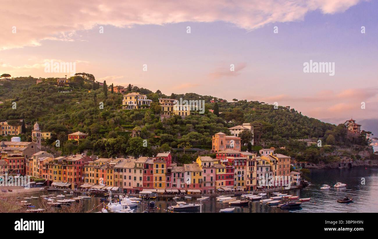 Crépuscule doré sur les façades peintes de Portofino Banque D'Images