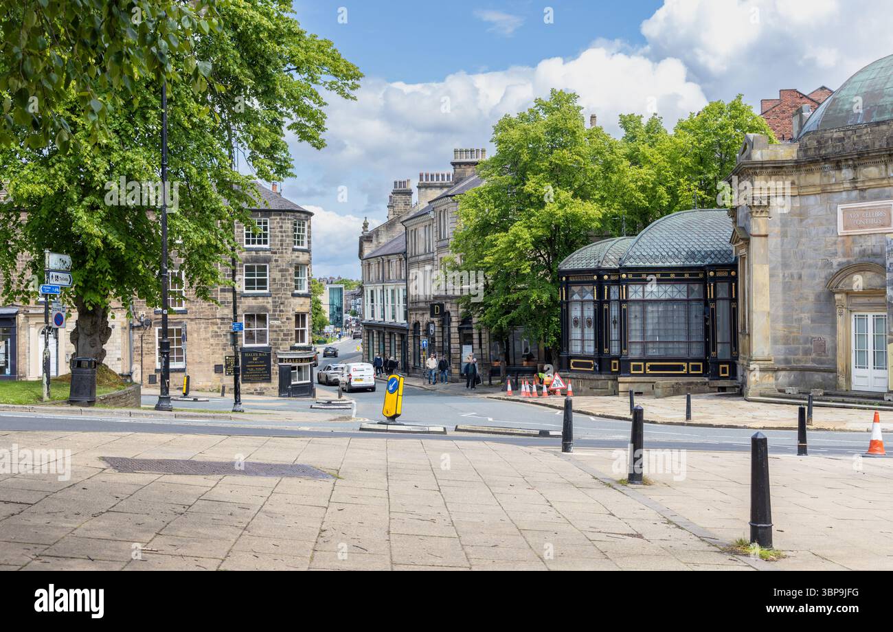 Harrogate avec le Royal Pump Room Museum et le célèbre Hales Bar, Harrogate, North Yorkshire, Royaume-Uni Banque D'Images