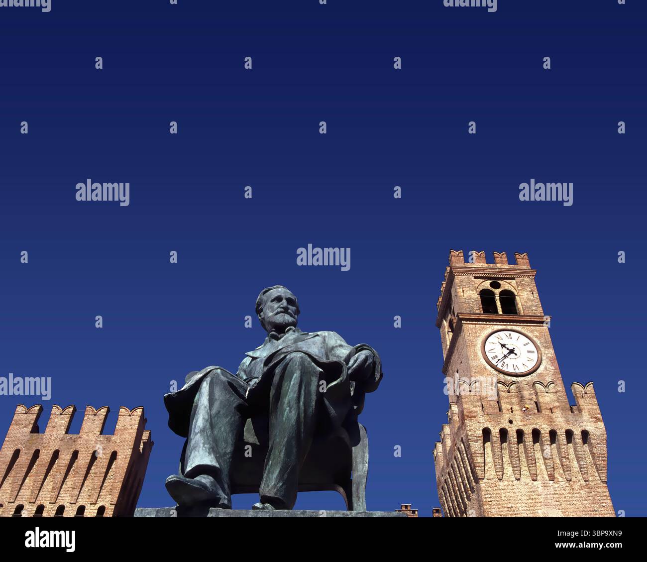 Monument de Verdi devant Rocca dei Marchesi Pallavicino, aujourd'hui l'hôtel de ville, avec Teatro Giuseppe Verdi, le Théâtre Giuseppe Verdi, Piazza Giuseppe Verdi, Busseto, Province de Parme, Emilie-Romagne, Italie, Europe Banque D'Images