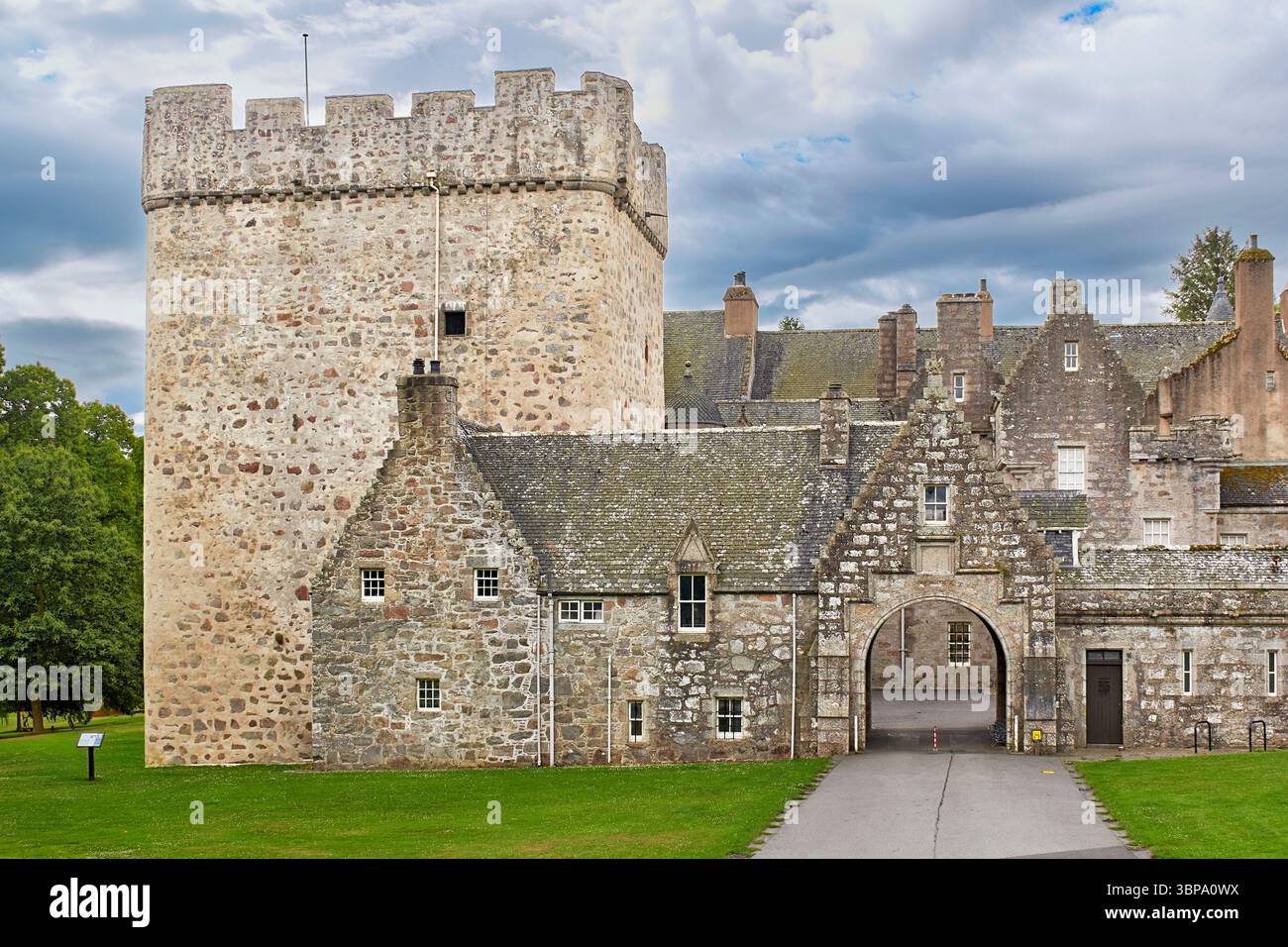 Drum Castle Drumoak Aberdeenshire Écosse la tour du 13ème siècle et la porte d'entrée principale Banque D'Images