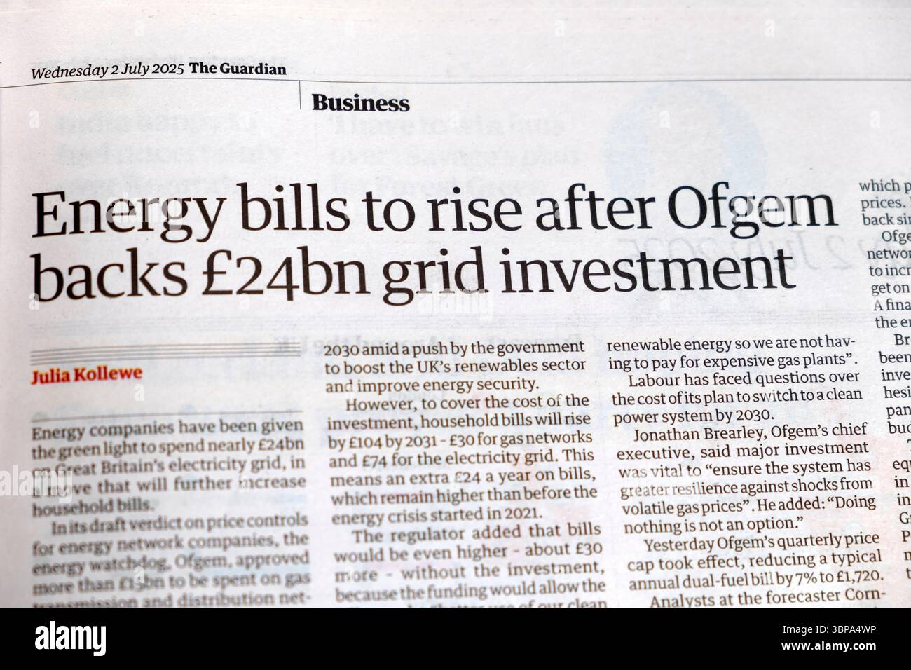 « Les factures d'énergie vont augmenter après que l'Ofgem a soutenu les 24 milliards de livres sterling d'investissement dans le réseau » le journal Guardian titre le coût de la vie des ménages article 2 juillet 2025 Londres Royaume-Uni Banque D'Images