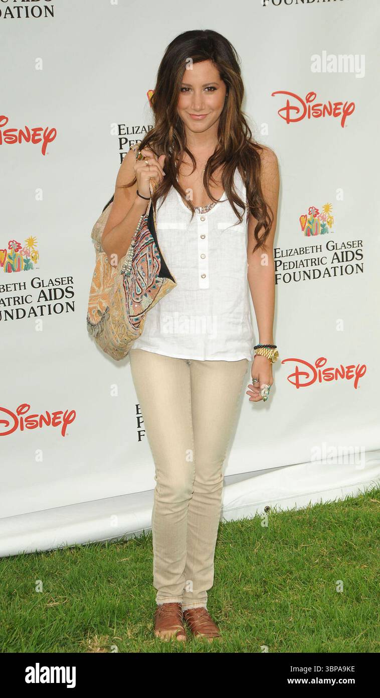 Ashley Tisdale à l'événement 'A Time for Heroes' de la Fondation Elizabeth Glaser Pediatric AIDS à Los Angeles, le 12 juin 2011 Banque D'Images