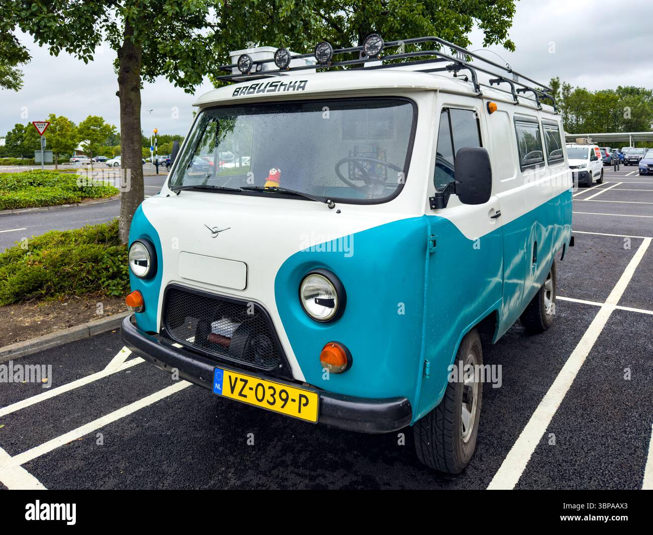 Vintage bleu et blanc de l'ère soviétique UAZ 452 camping-car garé dans un lot, présentant un design classique et une construction robuste - Image de stock capturée avec un smartphone