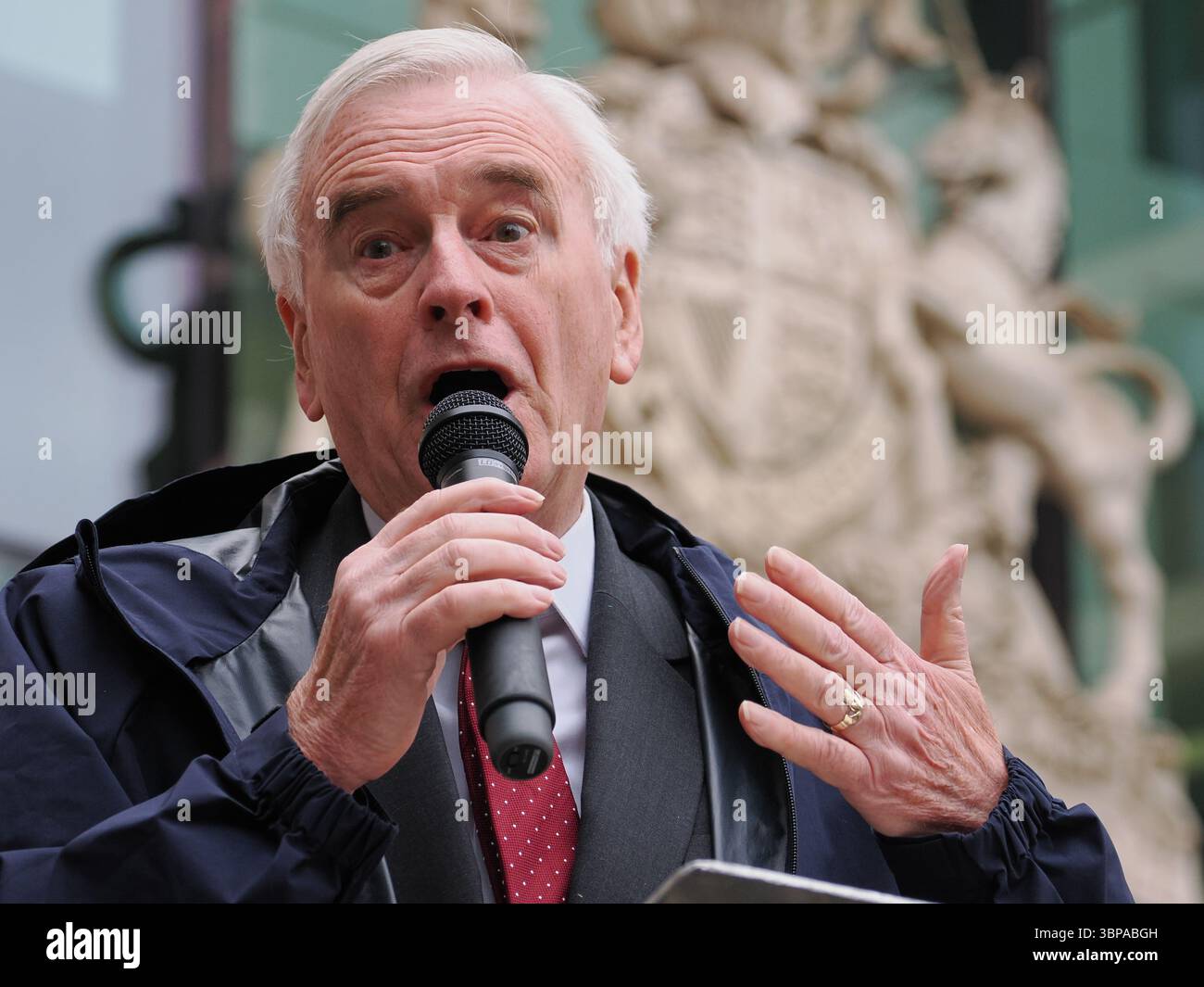 7 juillet 2025, Londres, Westminster Magistrates court. Chris Nineham et Ben Jamal, tous deux arrêtés le 19 janvier lors d'une manifestation à la BBC, comparaissent devant le tribunal pour entendre la nouvelle date de leur procès reporté. Le très honorable John McDonnell, député indépendant de Hayes et Harlington, s'adresse aux manifestants à l'extérieur pour défendre le droit de manifester et exiger que les charges soient abandonnées. Banque D'Images