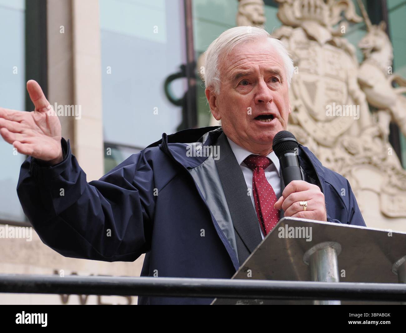 7 juillet 2025, Londres, Westminster Magistrates court. Chris Nineham et Ben Jamal, tous deux arrêtés le 19 janvier lors d'une manifestation à la BBC, comparaissent devant le tribunal pour entendre la nouvelle date de leur procès reporté. Le très honorable John McDonnell, député indépendant de Hayes et Harlington, s'adresse aux manifestants à l'extérieur pour défendre le droit de manifester et exiger que les charges soient abandonnées. Banque D'Images