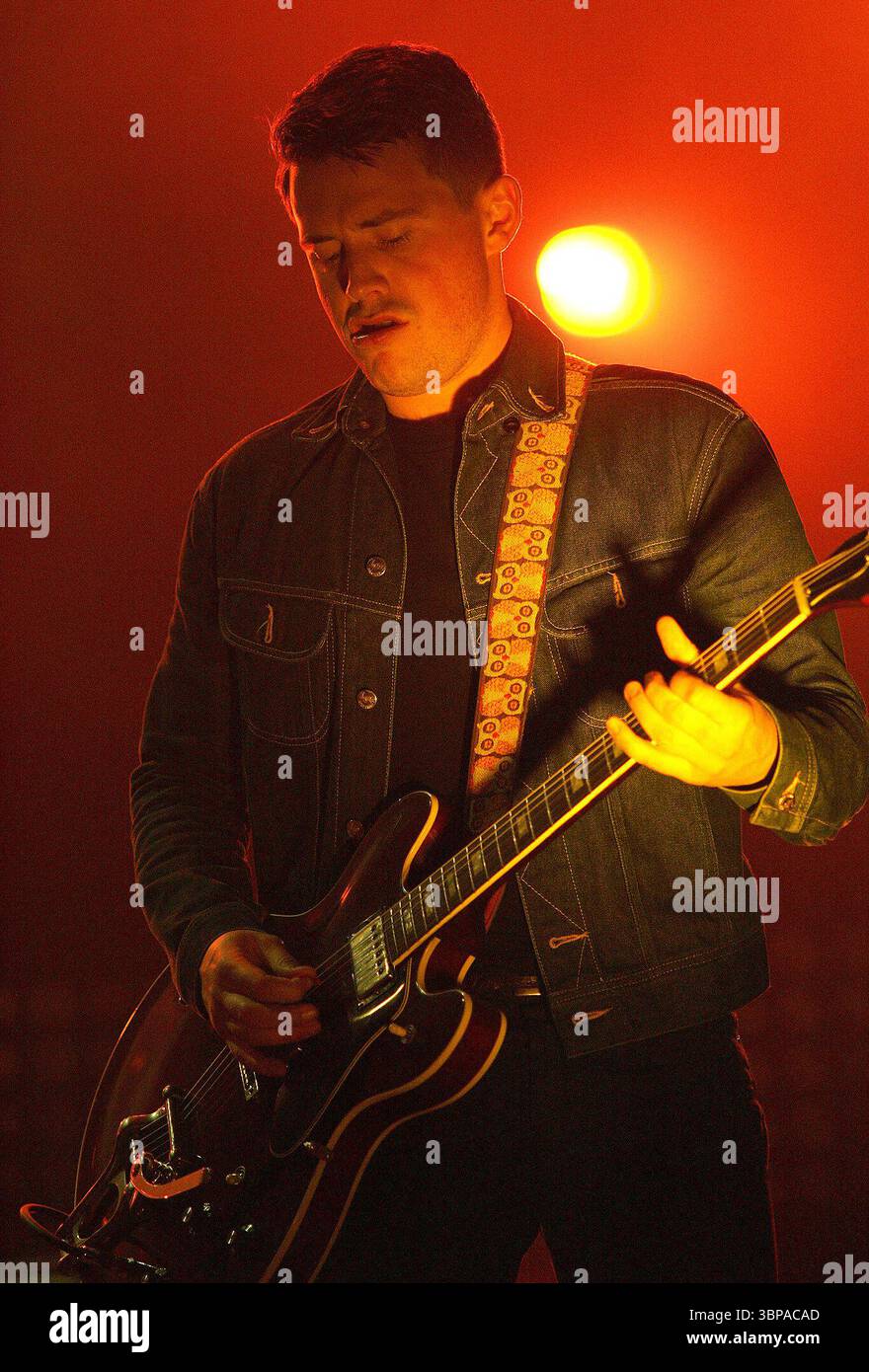 Jamie Cook des Arctic Monkeys se produit au Don Valley Bowl à Sheffield, le 10 juin 2011 Banque D'Images Jamie Cook des Arctic Monkeys se produit au Don Valley Bowl à Sheffield, le 10 juin 2011 Banque D'Images