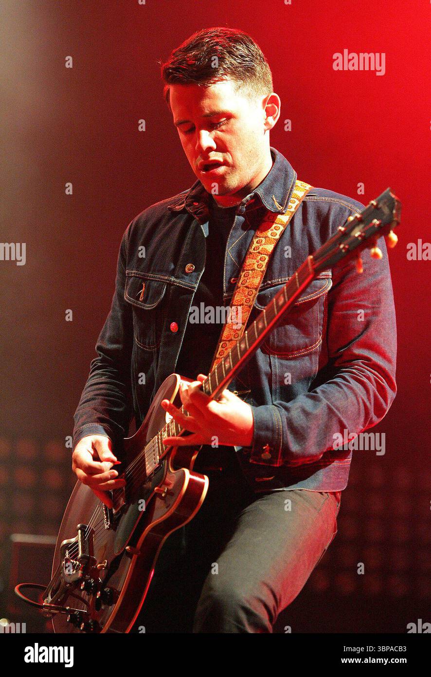 Jamie Cook des Arctic Monkeys se produit au Don Valley Bowl à Sheffield, le 10 juin 2011 Banque D'Images Jamie Cook des Arctic Monkeys se produit au Don Valley Bowl à Sheffield, le 10 juin 2011 Banque D'Images