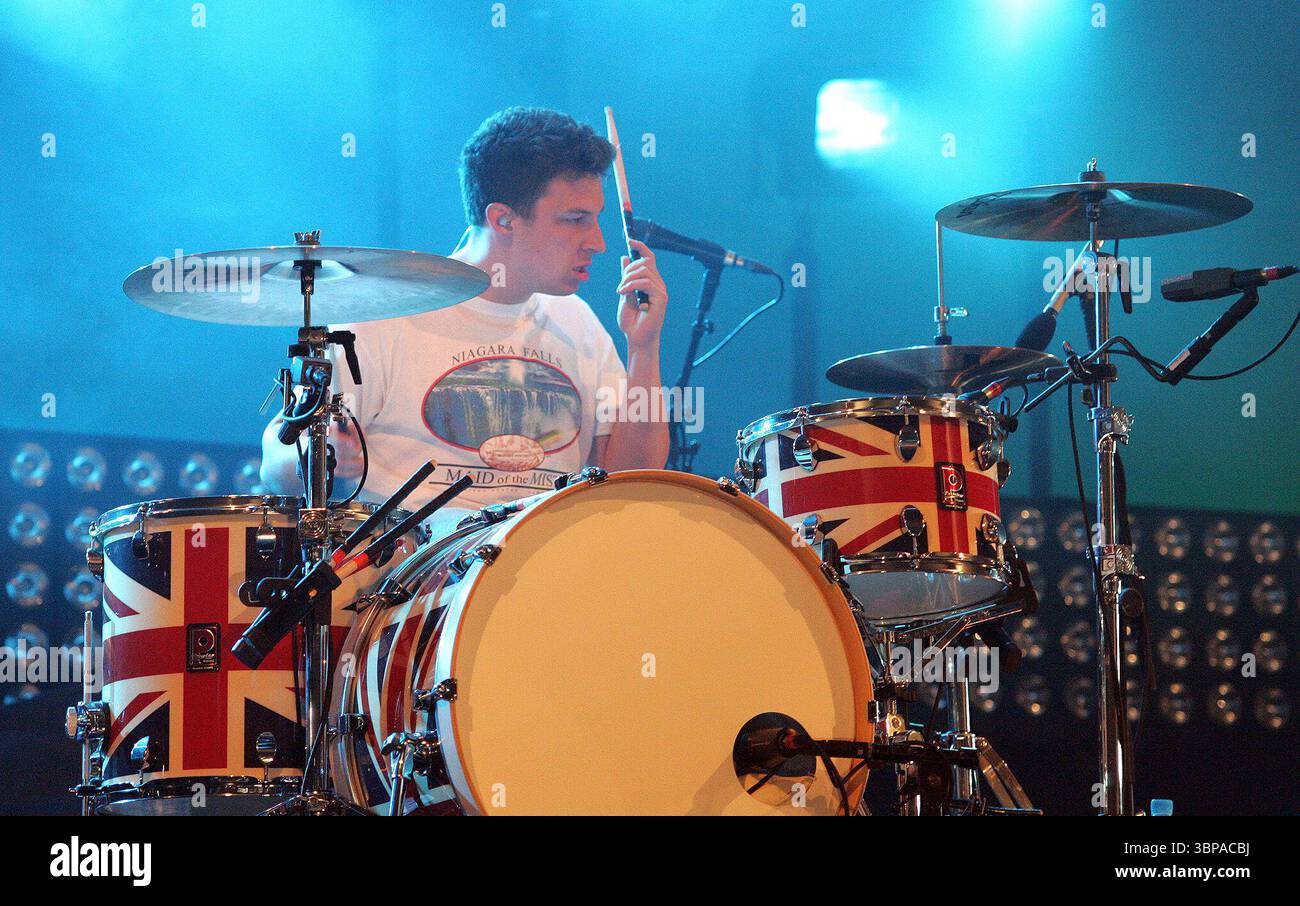 Matt Helders des Arctic Monkeys se produit au Don Valley Bowl à Sheffield, le 10 juin 2011 Banque D'Images