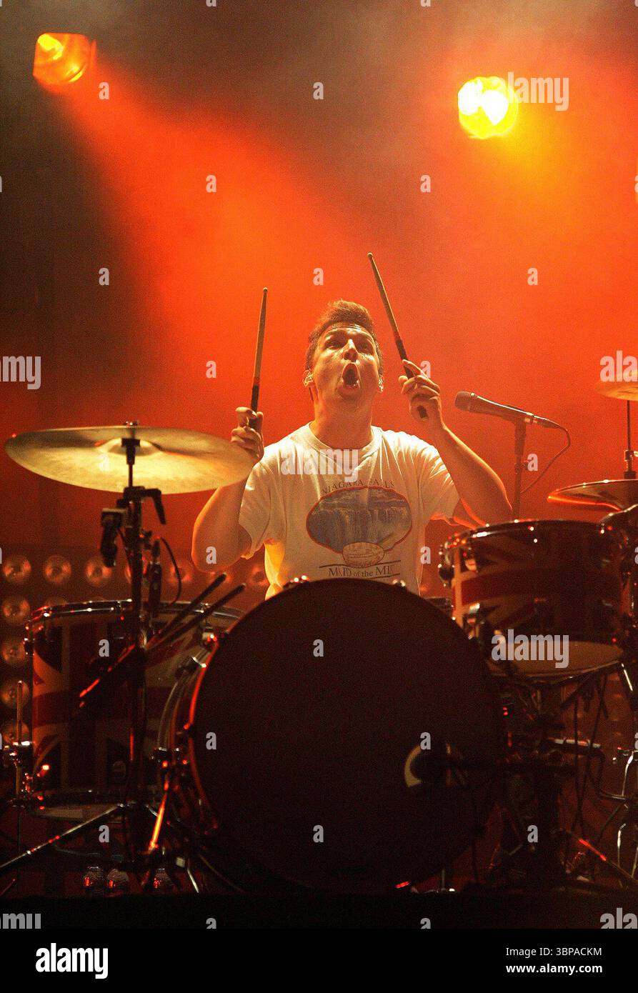 Matt Helders des Arctic Monkeys se produit au Don Valley Bowl à Sheffield, le 10 juin 2011 Banque D'Images