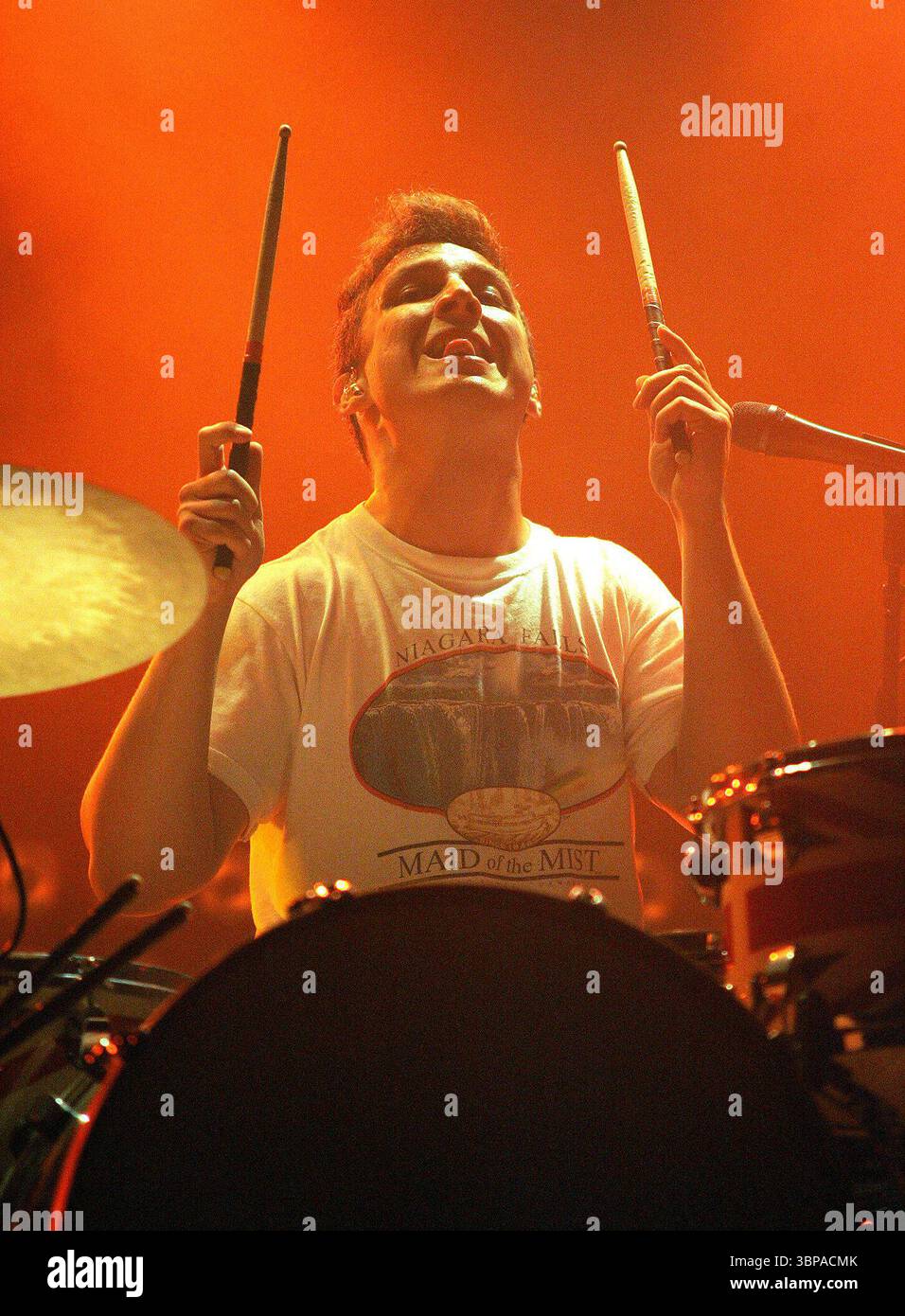 Matt Helders des Arctic Monkeys se produit au Don Valley Bowl à Sheffield, le 10 juin 2011 Banque D'Images
