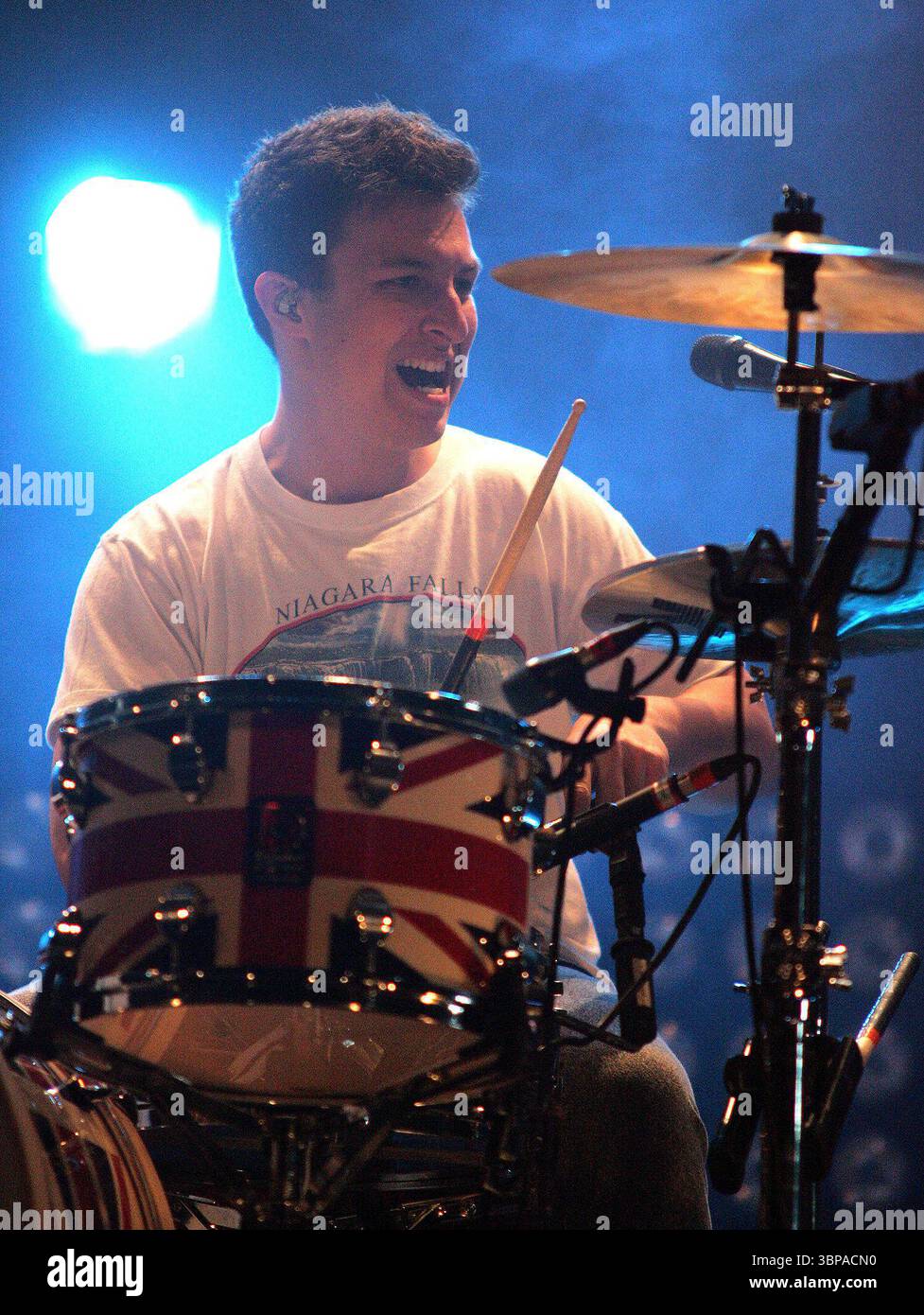 Matt Helders des Arctic Monkeys se produit au Don Valley Bowl à Sheffield, le 10 juin 2011 Banque D'Images