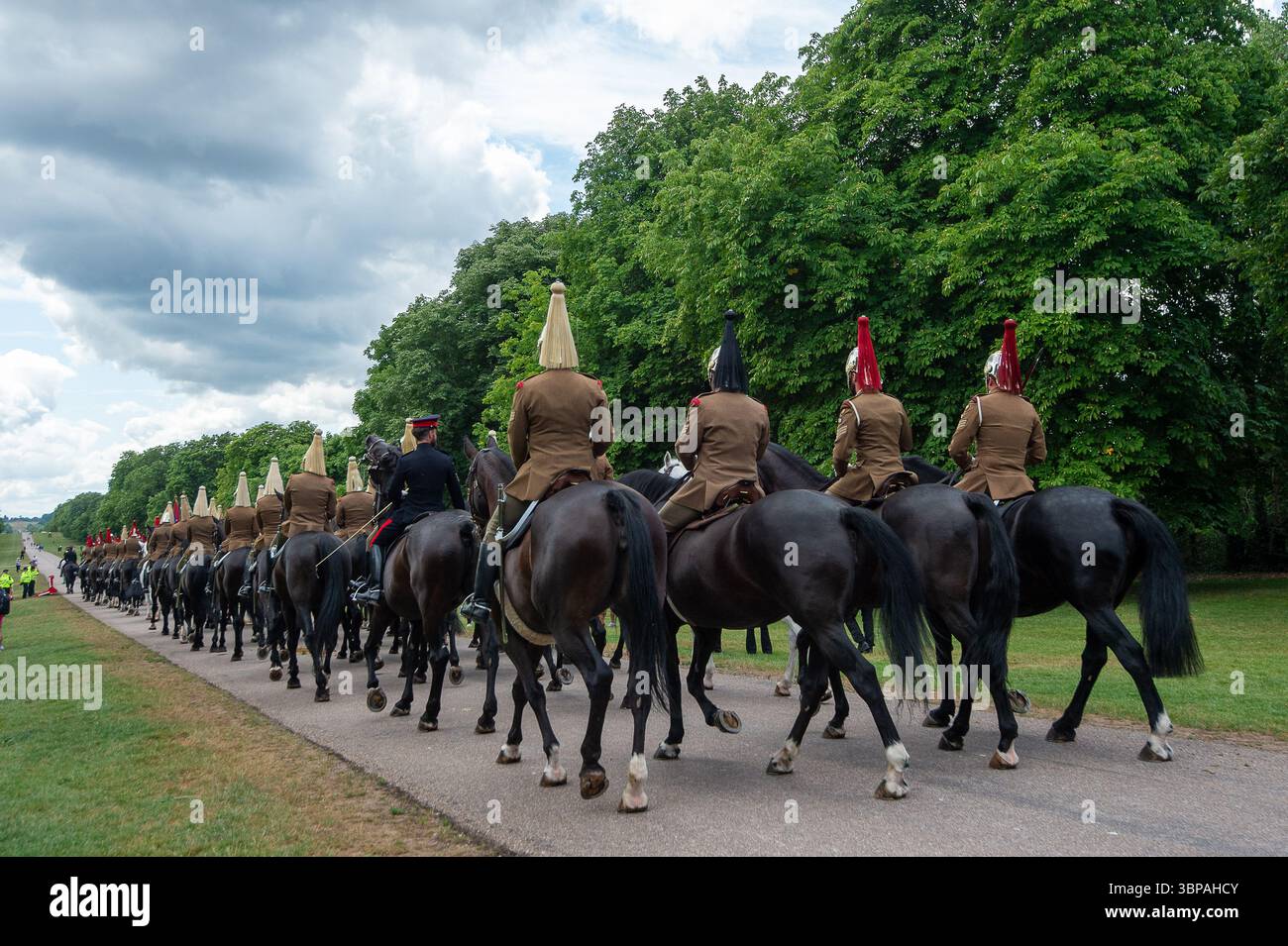 Windsor, Berkshire, Royaume-Uni. 7 juillet 2025. Militaire sur la longue marche. Ce fut une matinée chargée à Windsor, Berkshire aujourd'hui alors que la répétition de la visite d'État du président français Emmanuel Macron a eu lieu aujourd'hui. La visite d’État aura lieu demain au CHÂTEAU DE WINDSOR où Macron et son épouse Brigitte Macron rejoindront le roi Charles III et la reine Camilla ainsi que d’autres membres de la famille royale, dont le duc et la duchesse de Galles. Le Royal Party traversera la ville escortée par des militaires en calèche, puis dans le château de Windsor. Crédit : Maureen McLean/Alamy Live News Banque D'Images