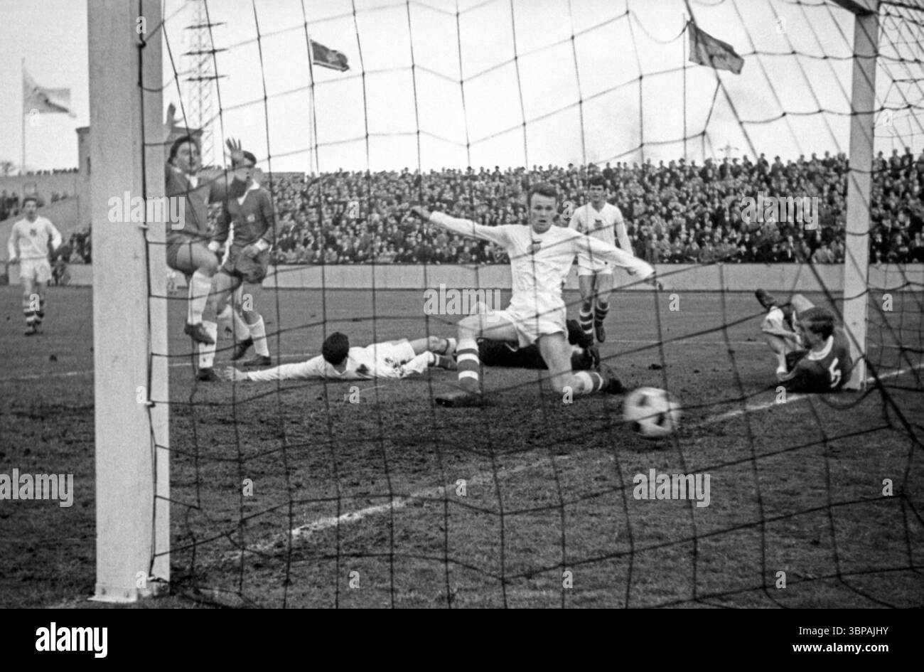 Années soixante, sport, football, tournoi international UEFA Youth Class 1965, 23.04.1965, demi-finale, République démocratique allemande vs Tchécoslovaquie 2-1, stade Niederrhein à Oberhausen, scène du match, but en RDA Banque D'Images