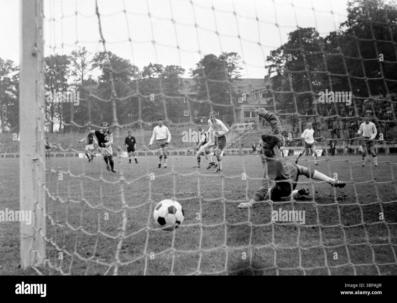 Années soixante, sport, football, tournoi international junior 1965, 12.06.1965, FC Burnley v. Ajax Amsterdam 2-1, stade Jahn à Marl, scène du match, but à Burnley Banque D'Images