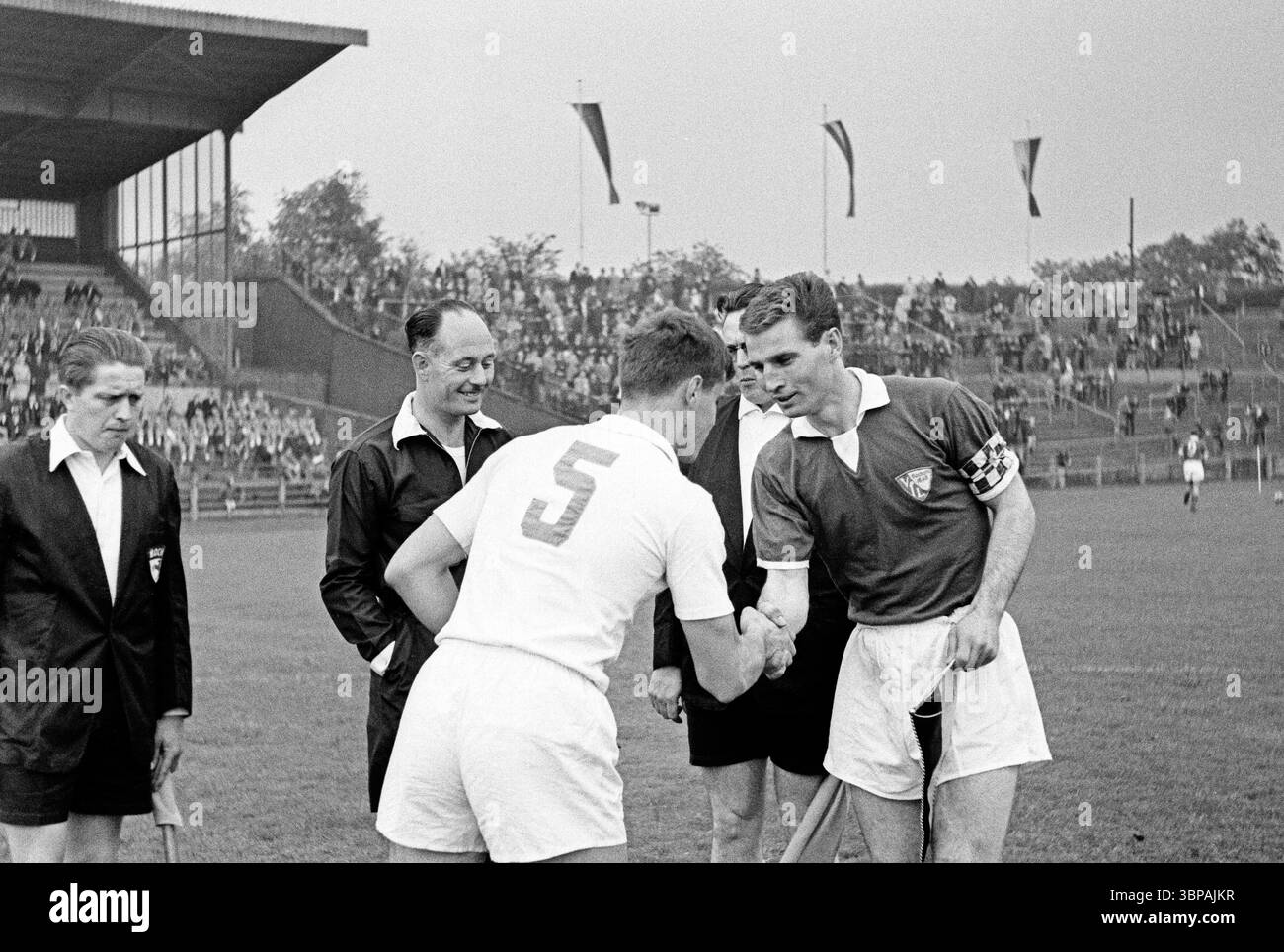 Années soixante, sport, football, tournoi international junior 1965, Roter Stern Belgrade vs. VfL Bochum 4-2, Stadium an der Castroper Strasse à Bochum, Banque D'Images
