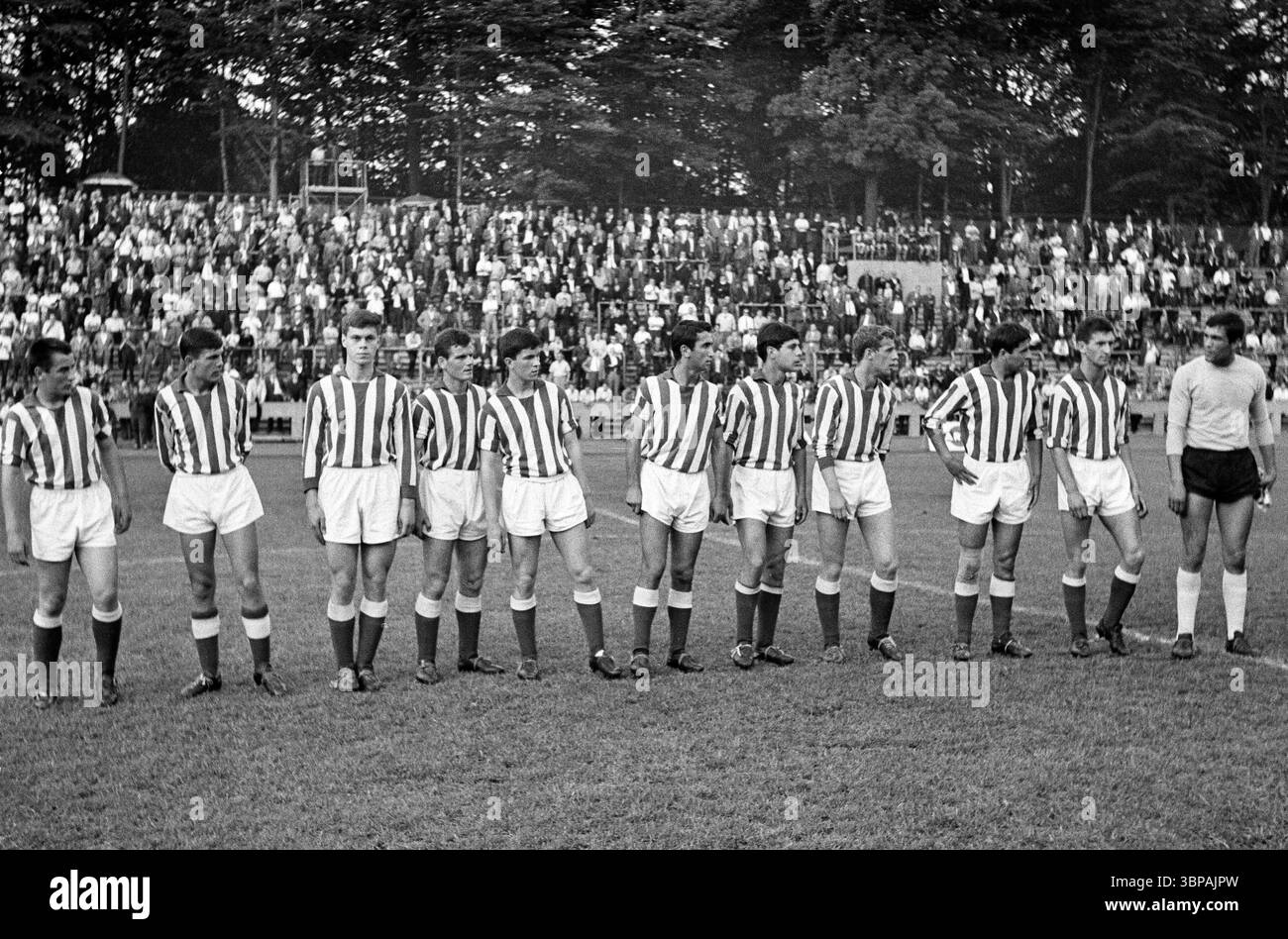 Années soixante, sport, football, tournoi international junior 1965, 15.06.1965, Real Madrid vs. Roter Stern Belgrade 0 :0, stade Jahn à Marl, photo de l'équipe, photo de l'équipe de Belgrade Banque D'Images