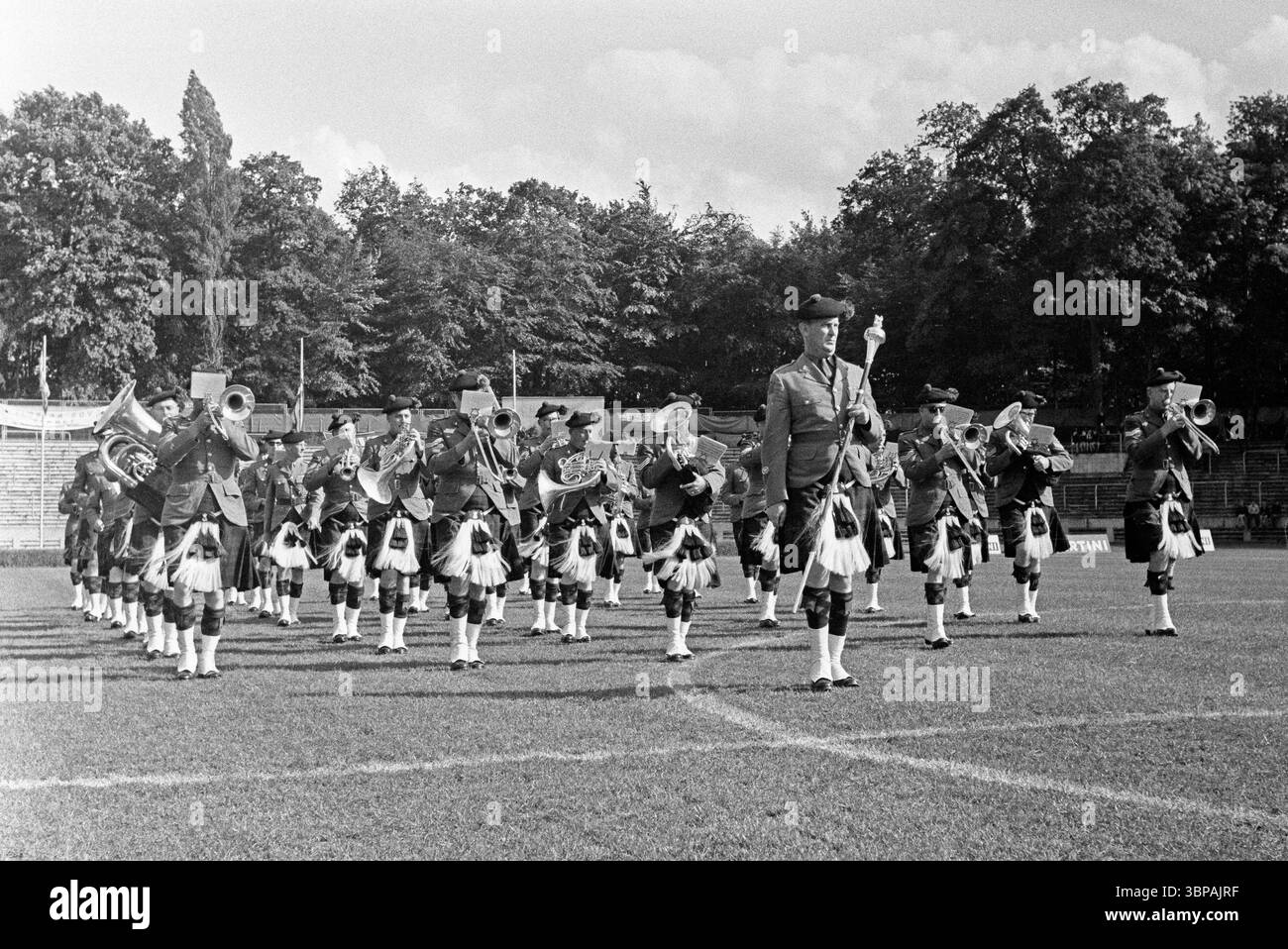 Années soixante, sport, football, tournoi international junior 1965, 19.06.1965, Roter Stern Belgrade v. FC Burnley 2-1, fanfare band joue de la musique aux visiteurs et aux fans de football dans le stade Jahn à Marl, les musiciens britanniques portent des kilts Banque D'Images