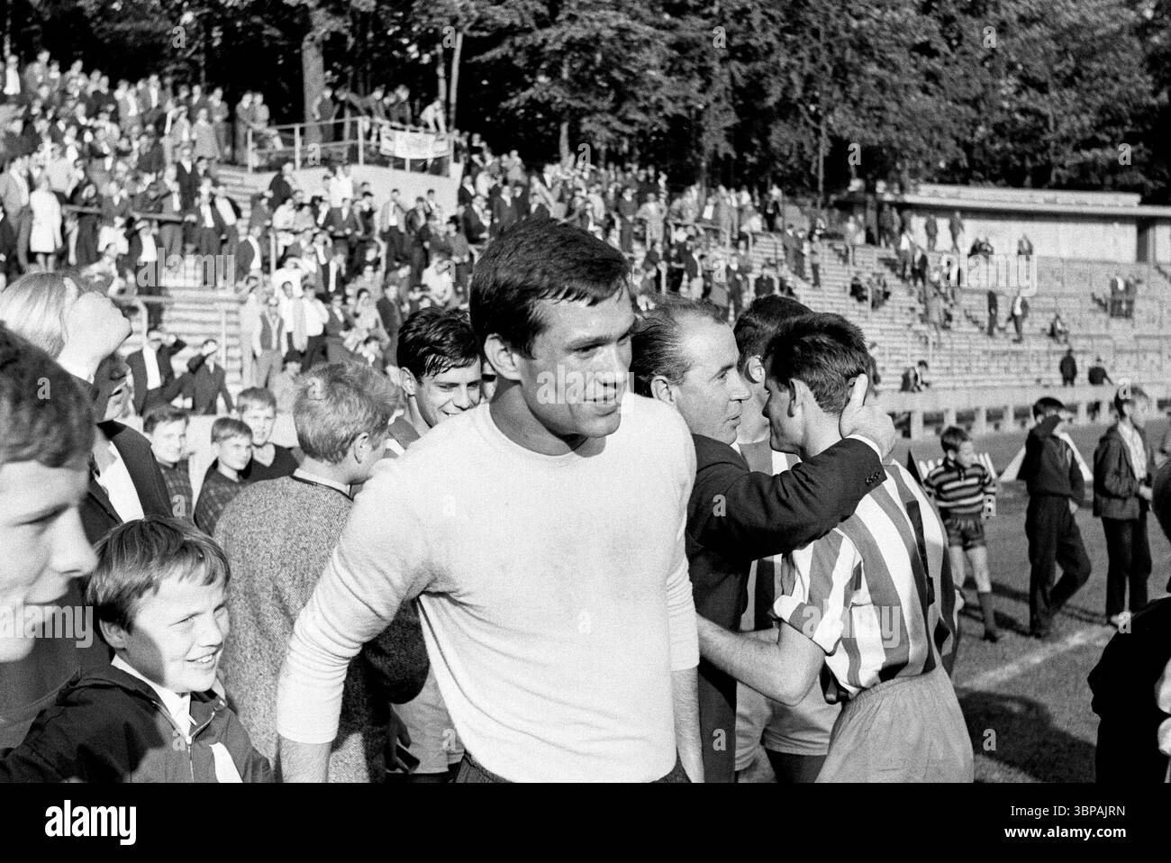 Années soixante, sport, football, tournoi international junior 1965, 19.06.1965, Roter Stern Belgrade v. FC Burnley 2-1, stade Jahn à Marl, fin du match, les joueurs de Belgrade se réjouissent du match gagnant Banque D'Images