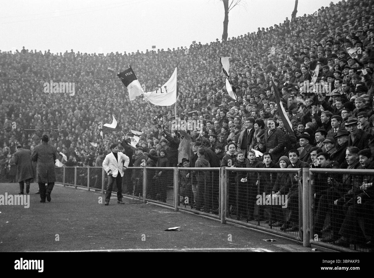 Années soixante, sport, football, Bundesliga, 1965/1966, Borussia Moenchengladbach v. Borussia Neunkirchen 4-1, 08.01.1966, Boekelberg Stadium, full House, visiteurs, fans de football dans la Nordkurve, clôture en treillis Banque D'Images