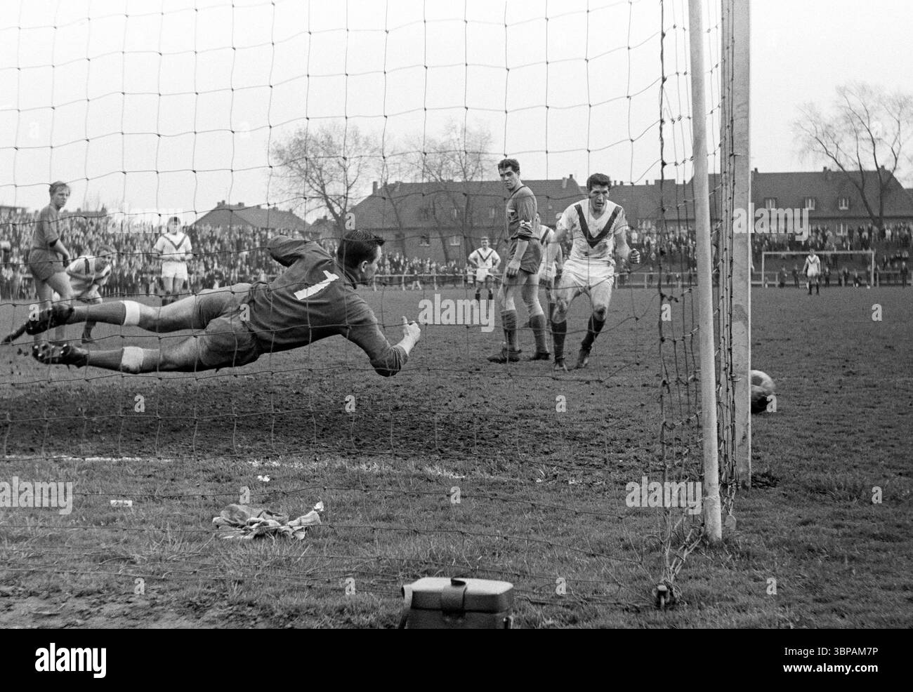 Années soixante, sport, football, Regionalliga West, 1965/1966, 11.04.1966, stade Fuerstenberg à Gelsenkirchen, STV Horst-Emscher v. Fortuna Duesseldorf 3-7, 11.04.1966, scène du match, chance de but à Duesseldorf, F.L.t.R., Guenter thon (STV), Willi Marzok (F95), Werner Biskup (F95), gardien Bernhard Petrasch (STV), Karl Heinz Kaczmarzt (Fdemar), Sdemar) (F95) Banque D'Images Années soixante, sport, football, Regionalliga West, 1965/1966, 11.04.1966, stade Fuerstenberg à Gelsenkirchen, STV Horst-Emscher v. Fortuna Duesseldorf 3-7, 11.04.1966, scène du match, chance de but à Duesseldorf, F.L.t.R., Guenter thon (STV), Willi Marzok (F95), Werner Biskup (F95), gardien Bernhard Petrasch (STV), Karl Heinz Kaczmarzt (Fdemar), Sdemar) (F95) Banque D'Images