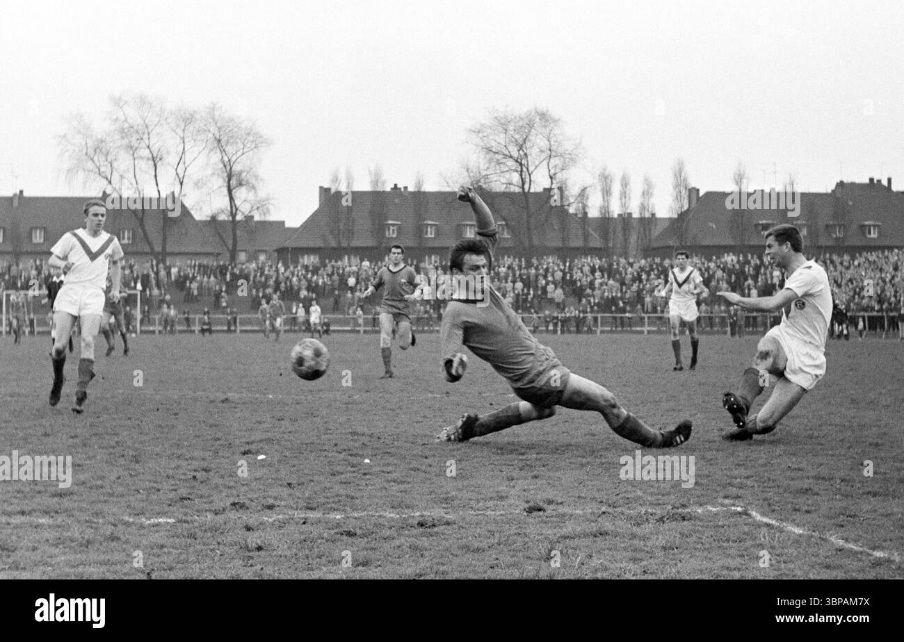 Années soixante, sport, football, Regionalliga West, 1965/1966, 11.04.1966, stade Fuerstenberg à Gelsenkirchen, STV Horst-Emscher v. Fortuna Duesseldorf 3-7, 11.04.1966, scène du match, f.l.t.r. Willi Marzok (F95), Karl Heinz Kaczmarczik (STV), Rainer Krull (STV), Waldemar Gerhardt (F95), Horst Haefner (F95) Banque D'Images Années soixante, sport, football, Regionalliga West, 1965/1966, 11.04.1966, stade Fuerstenberg à Gelsenkirchen, STV Horst-Emscher v. Fortuna Duesseldorf 3-7, 11.04.1966, scène du match, f.l.t.r. Willi Marzok (F95), Karl Heinz Kaczmarczik (STV), Rainer Krull (STV), Waldemar Gerhardt (F95), Horst Haefner (F95) Banque D'Images