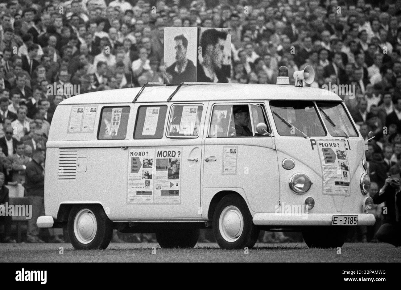 Années soixante, sport, football, Regionalliga West, Regionalliga Suedwest, 1965/1966, match de promotion à la Bundesliga 1966/1967, Rot-Weiss Essen vs. 1. FC Saarbruecken 3-2, 08.06.1966, Stadium an der Hafenstrasse à Essen, points de voiture de police sur les personnes recherchées, demande de soutien aux spectateurs dans le stade Banque D'Images