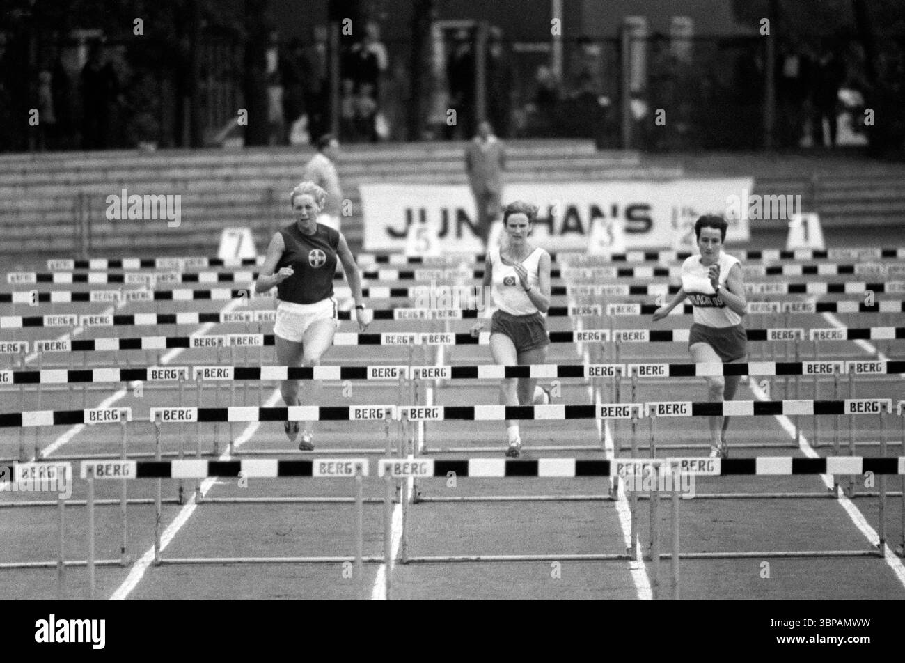 Années soixante, sports, athlétisme, Réunion sportive internationale d'athlétisme 1966, 18.06.1966, stade Jahn à Gelsenkirchen-Hessler, course sur piste, sprint, haies, femmes, 80 mètres haies, coureurs, Gelsenkirchen, région de la Ruhr, Rhénanie du Nord-Westphalie, NRW, Allemagne Banque D'Images