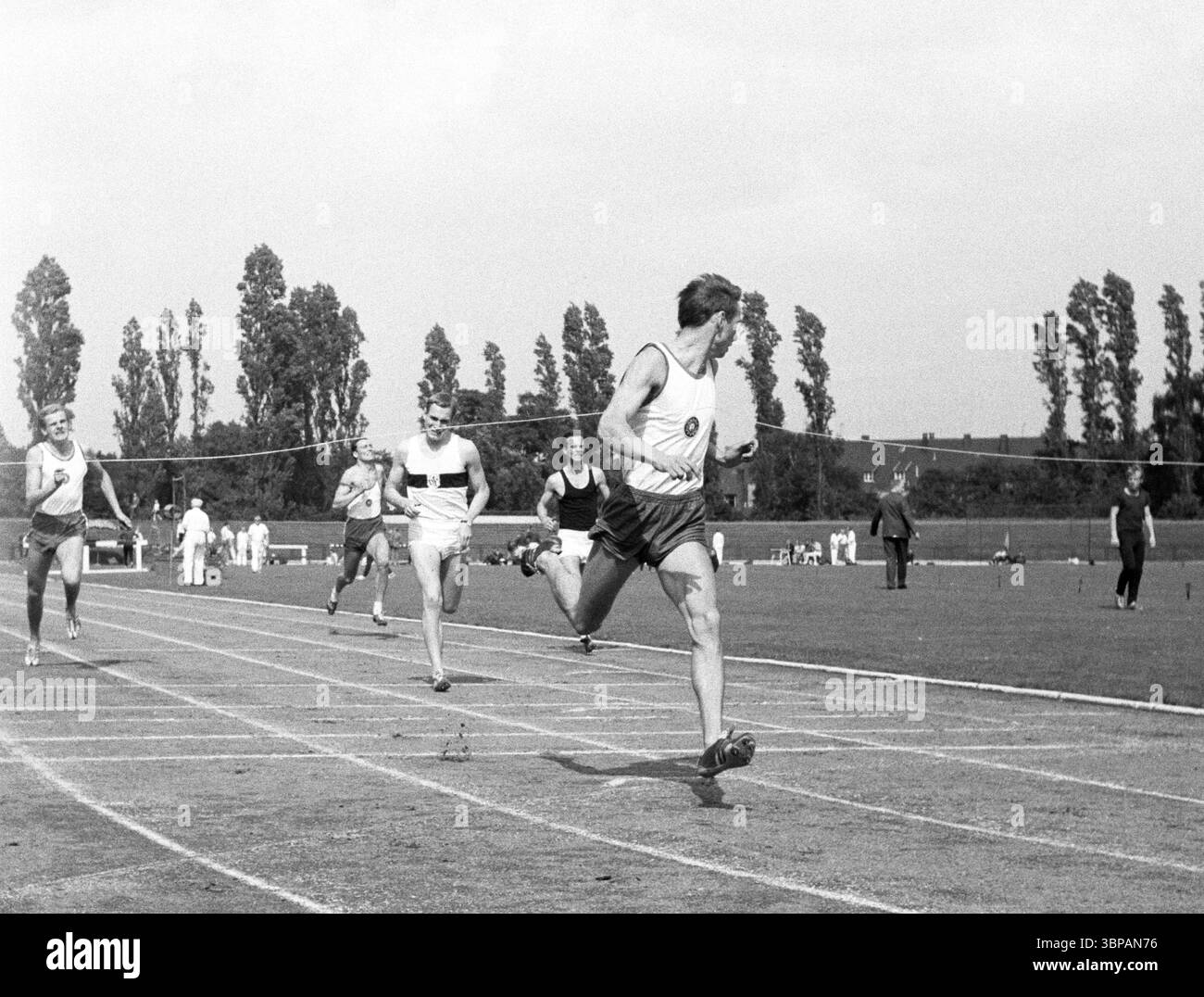Années soixante, sports, athlétisme, Championnats juniors d'athlétisme du Bas-Rhin 1966 à Bottrop, région de la Ruhr, Rhénanie du Nord-Westphalie, NRW, Allemagne, 10.07.1966, stade Jahn à Bottrop, course sur piste, hommes, sprint, arrivée Banque D'Images