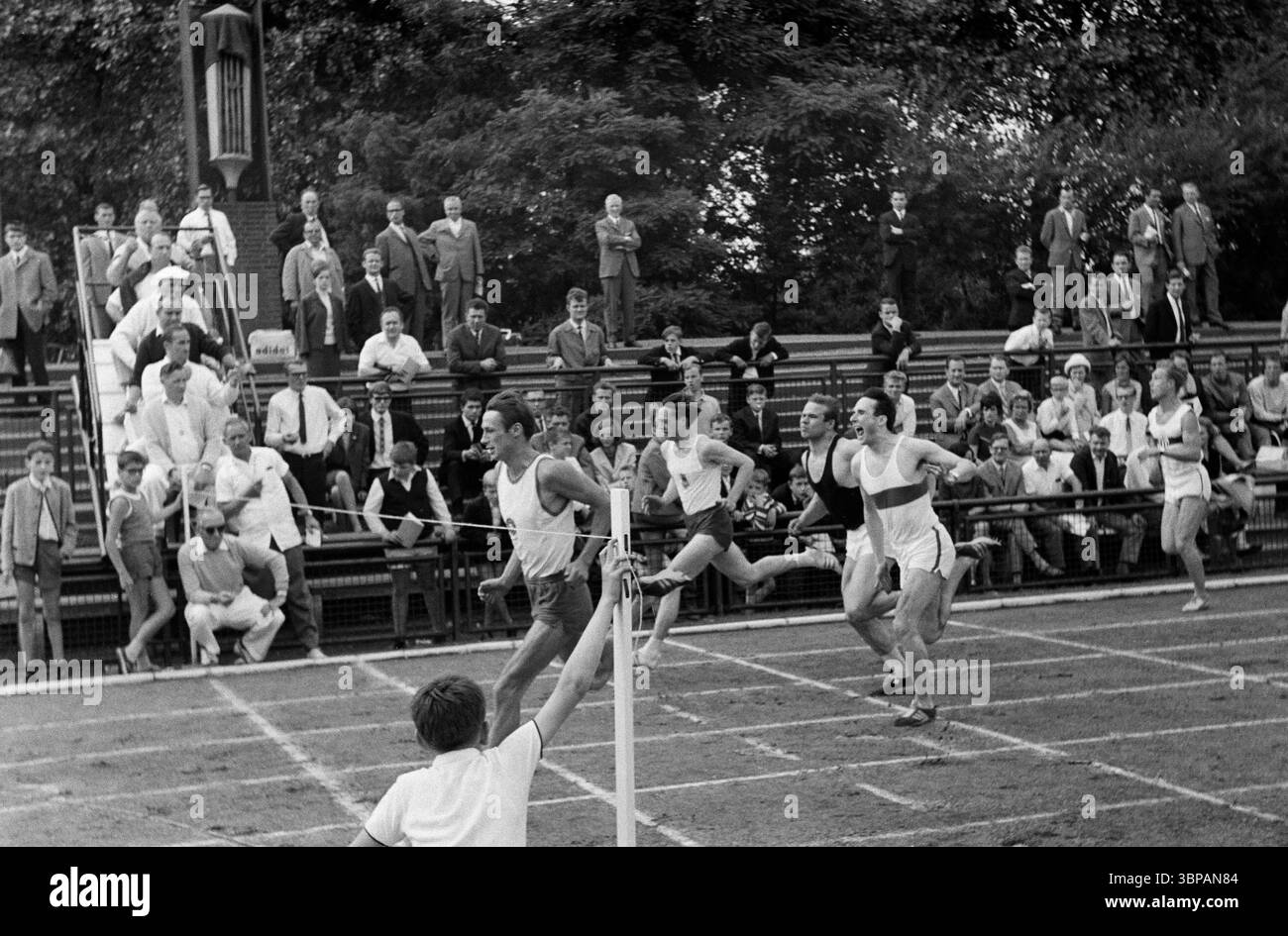 Années soixante, sports, athlétisme, Championnats juniors d'athlétisme du Bas-Rhin 1966 à Bottrop, région de la Ruhr, Rhénanie du Nord-Westphalie, NRW, Allemagne, 10.07.1966, stade Jahn à Bottrop, course sur piste, hommes, sprint, arrivée Banque D'Images