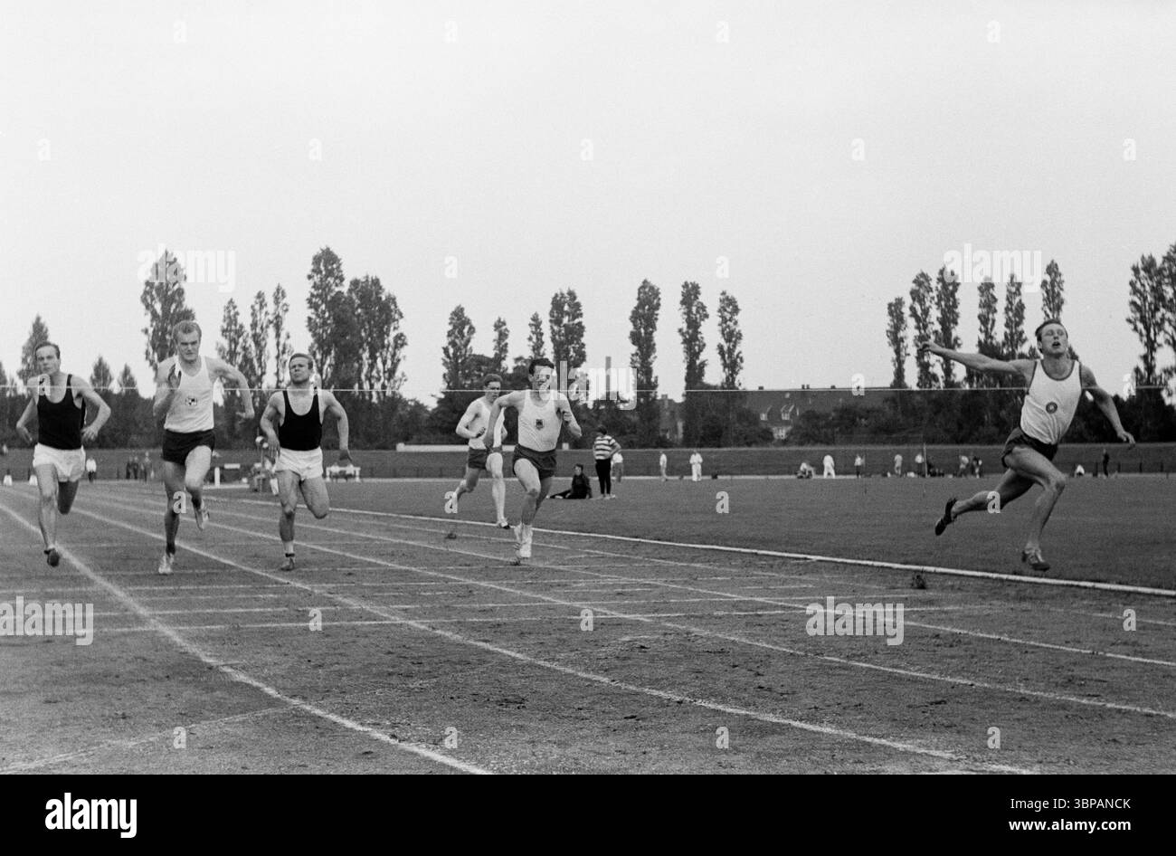 Années soixante, sports, athlétisme, Championnats juniors d'athlétisme du Bas-Rhin 1966 à Bottrop, région de la Ruhr, Rhénanie du Nord-Westphalie, NRW, Allemagne, 10.07.1966, stade Jahn à Bottrop, course sur piste, hommes, sprint, arrivée Banque D'Images