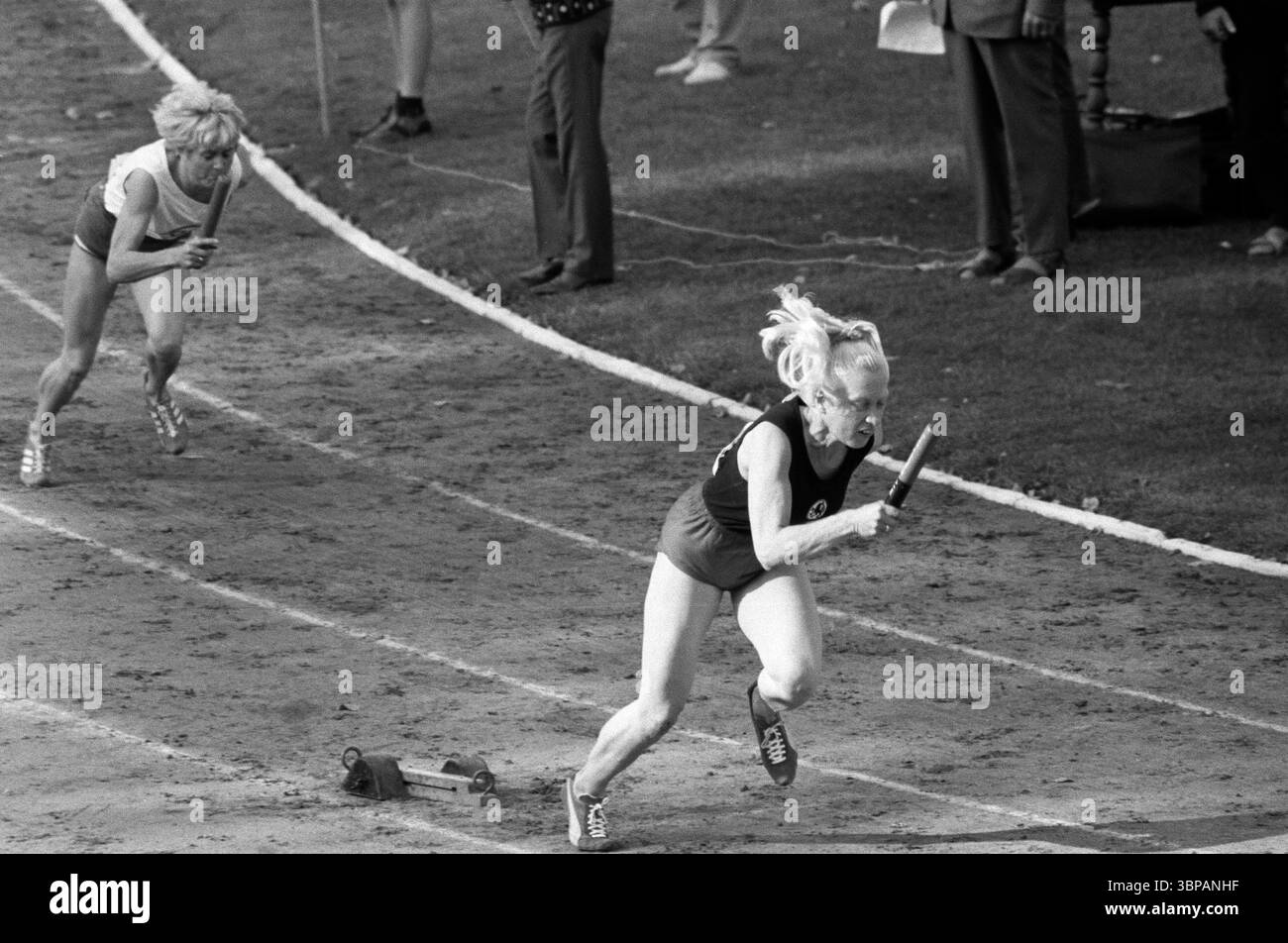 Années soixante, sports, athlétisme, concours 1966 en préparation aux Championnats d'Europe de Budapest, Gladbeck, région de la Ruhr, Rhénanie-du-Nord-Westphalie, NRW, Allemagne, 14.08.1966, Vestische Kampfbahn in Gladbeck, course sur piste, court courrier, femmes, relais, coureurs de départ Banque D'Images