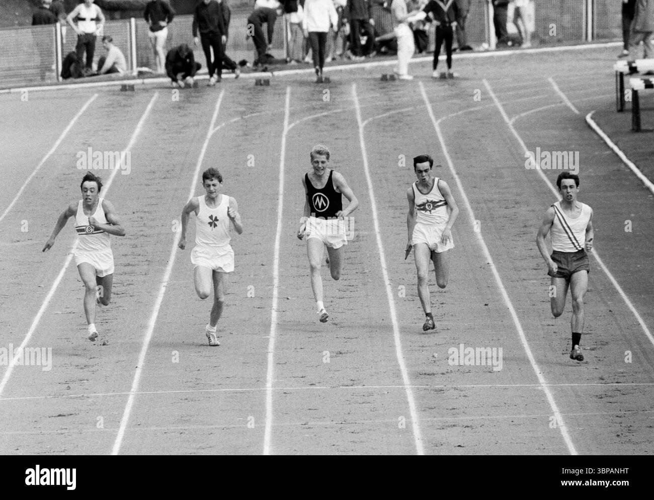 Années soixante, sports, athlétisme, concours 1966 en préparation aux Championnats d'Europe de Budapest, Gladbeck, région de la Ruhr, Rhénanie-du-Nord-Westphalie, NRW, Allemagne, 14.08.1966, Vestische Kampfbahn in Gladbeck, course sur piste, court courrier, hommes, coureurs Banque D'Images